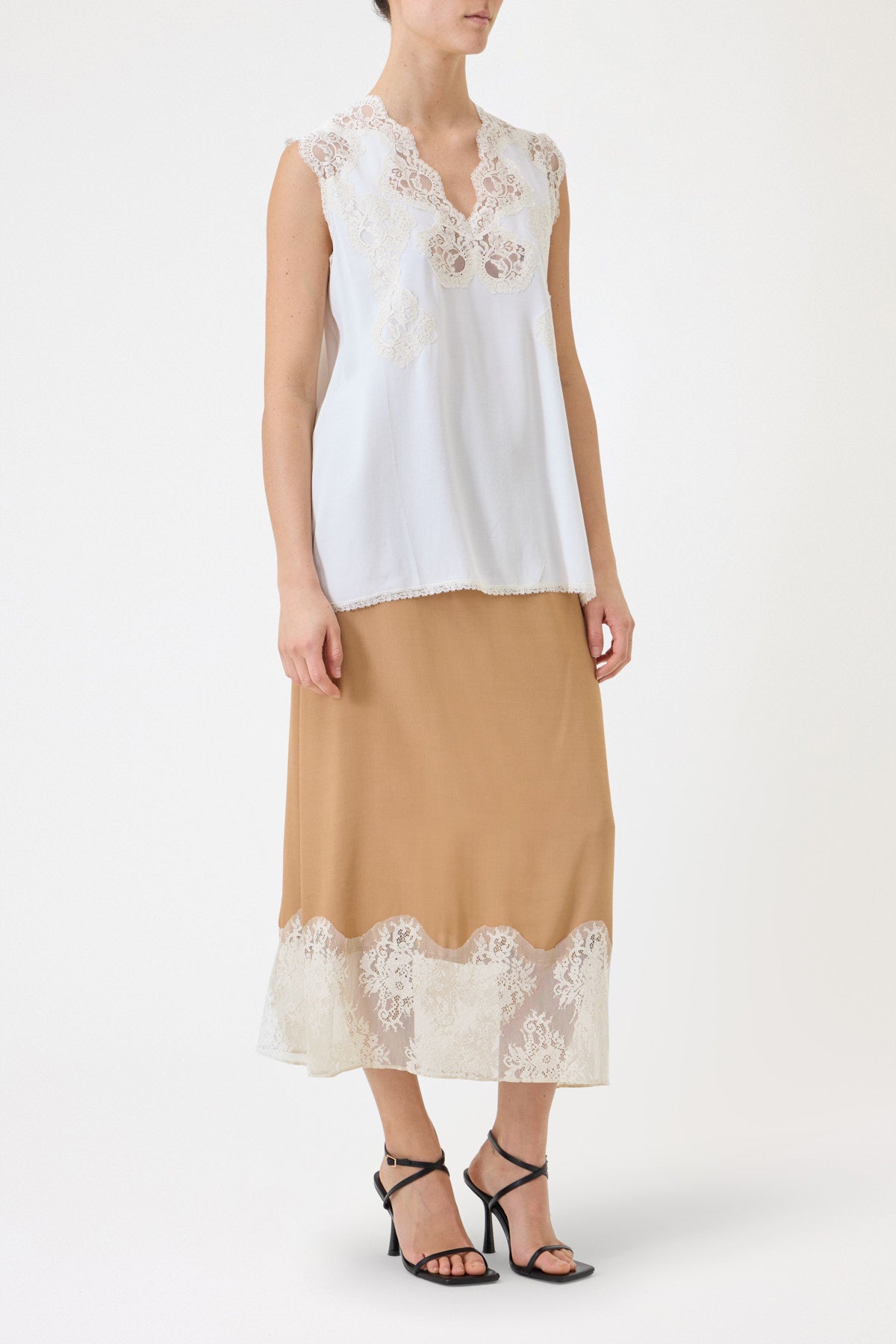 TOP SPALLA LARGA CON PIZZO IN CONTRASTO