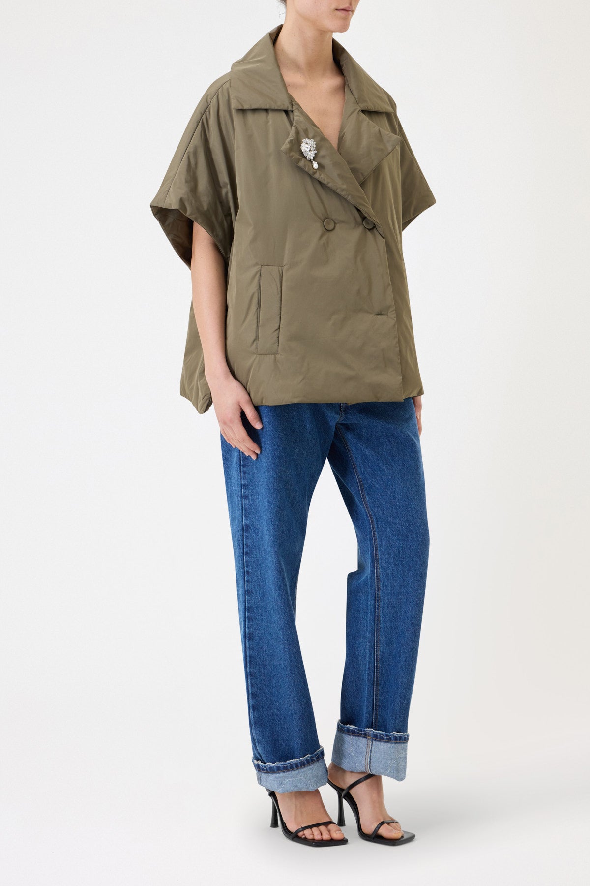 OVERSIZED 100-GRAM WAISTCOAT WITH JEWEL BROOCH