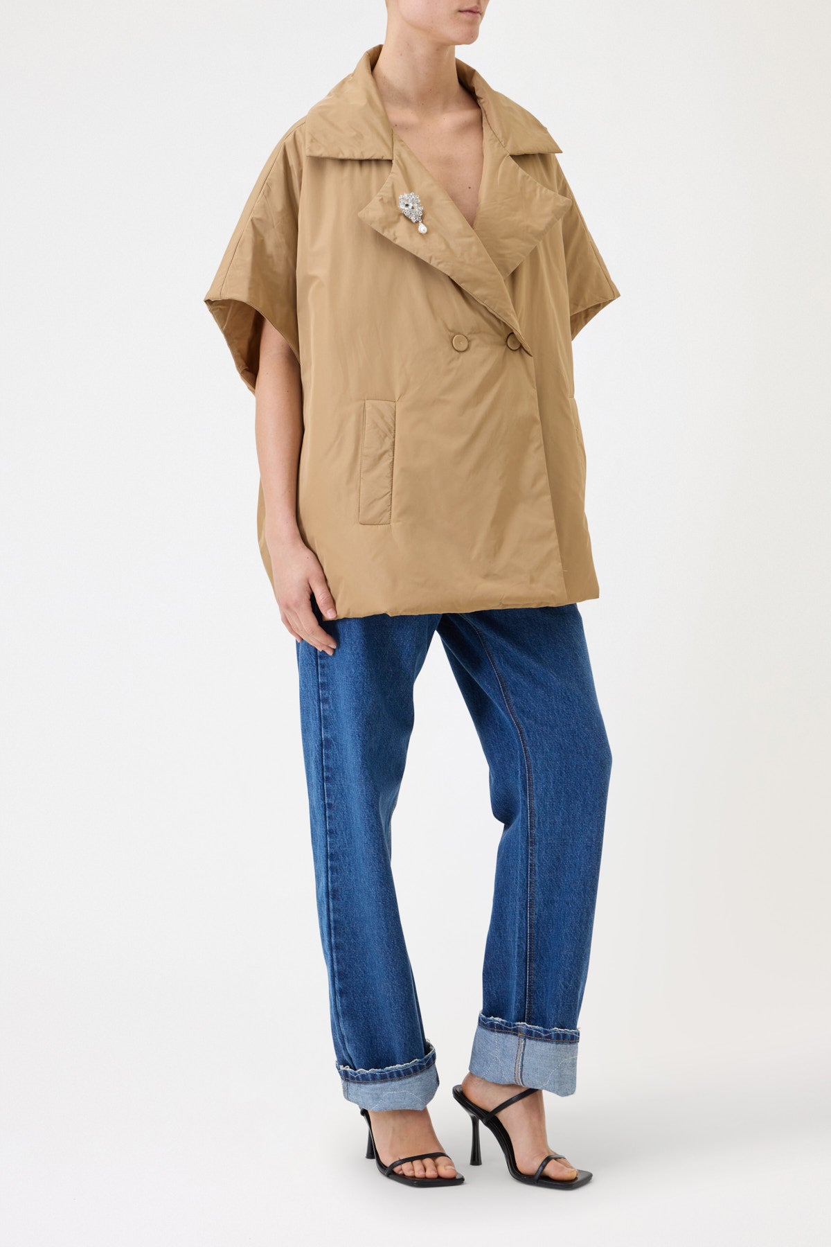 OVERSIZED 100-GRAM WAISTCOAT WITH JEWEL BROOCH