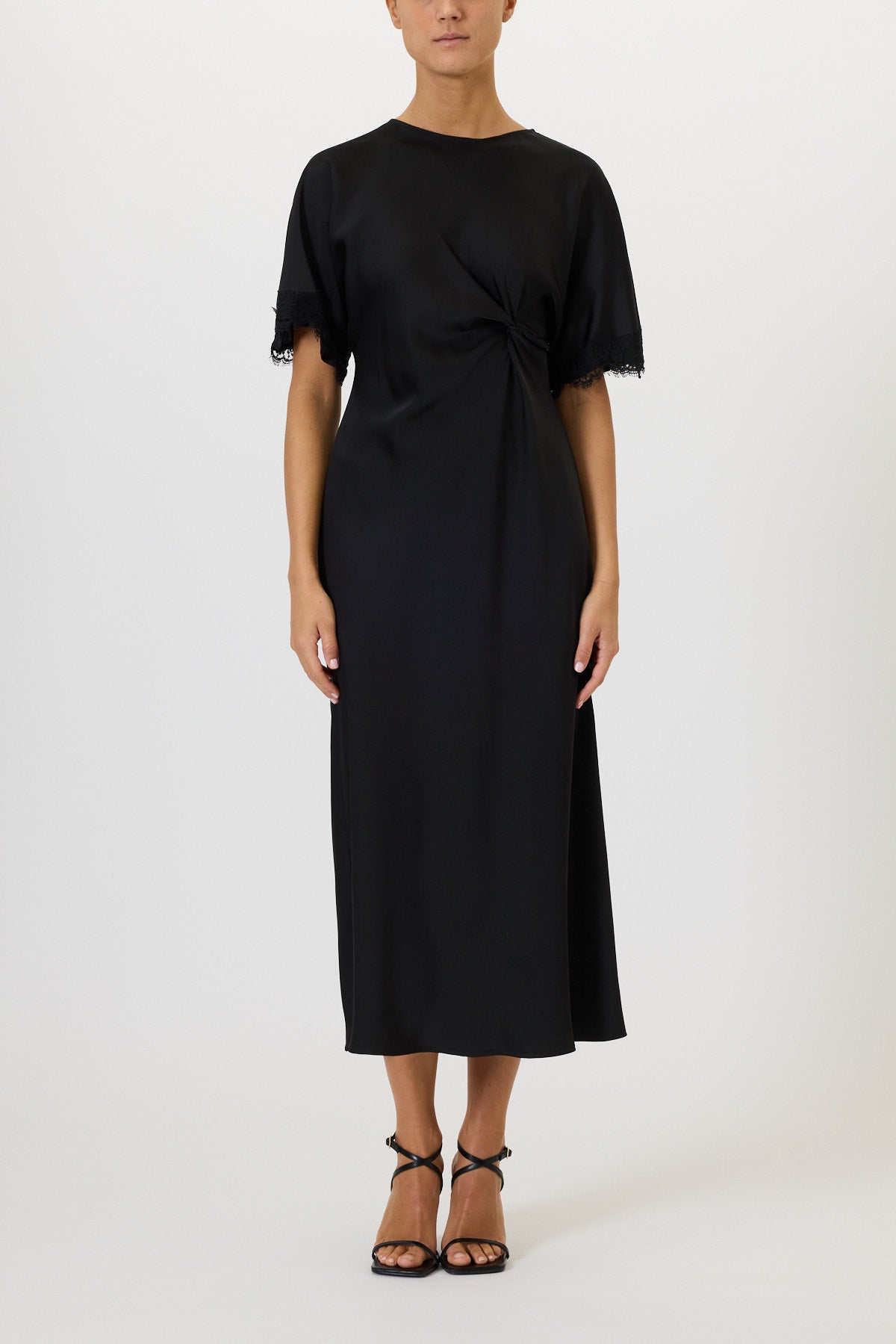 SHORT-SLEEVED DRESS WITH LACE DETAILS
