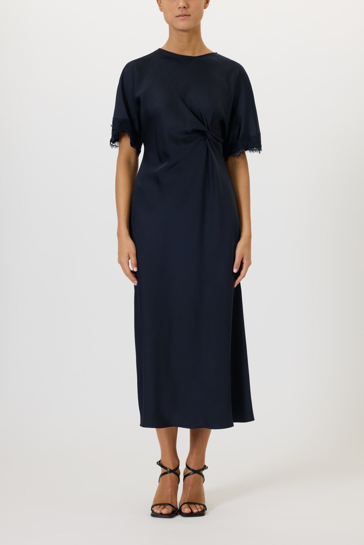 SHORT-SLEEVED DRESS WITH LACE DETAILS