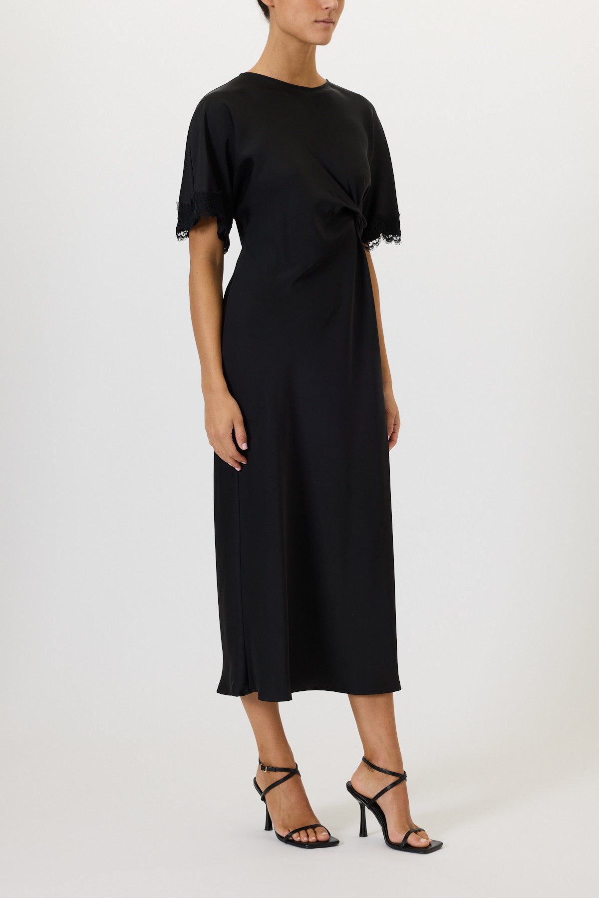 SHORT-SLEEVED DRESS WITH LACE DETAILS