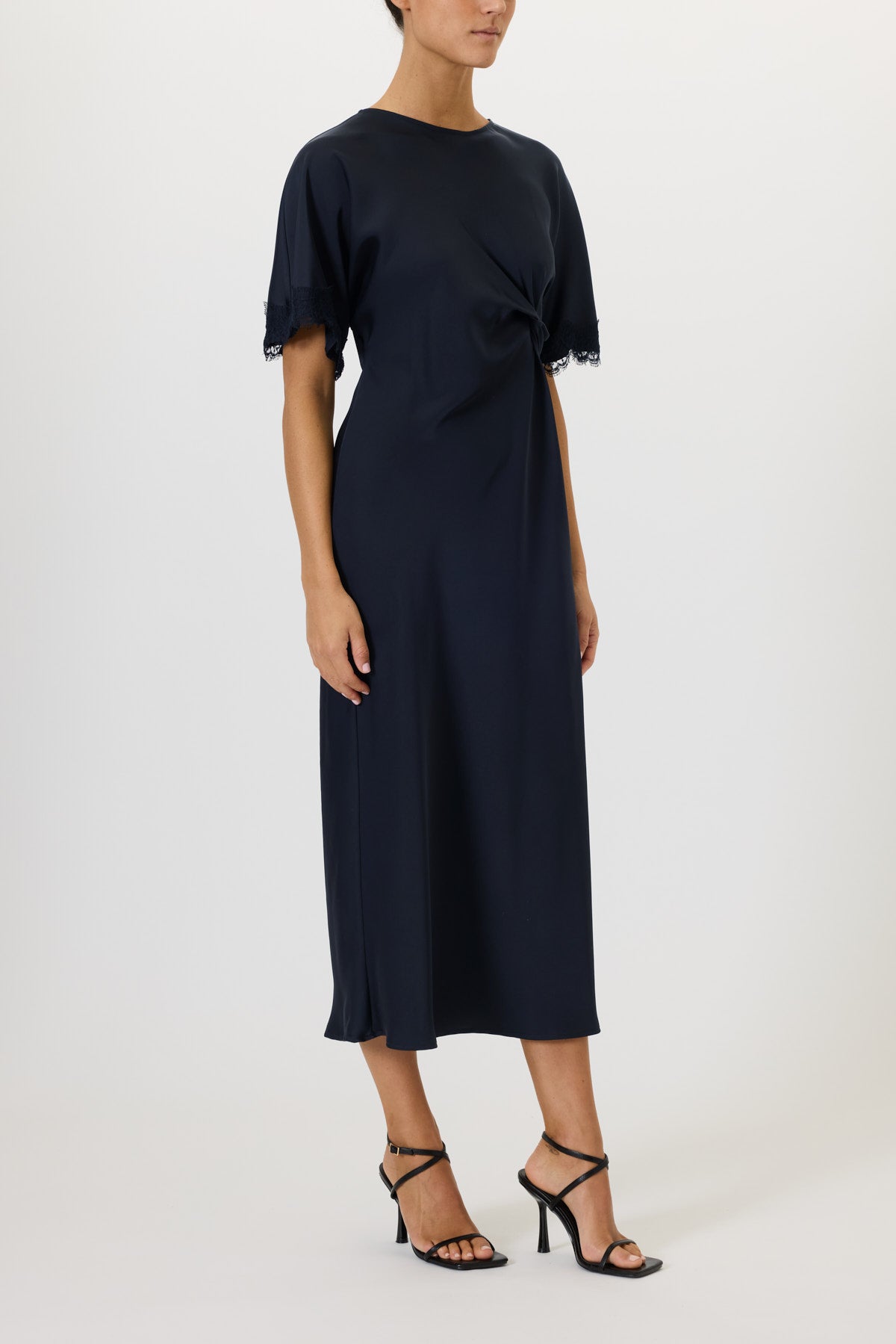 SHORT-SLEEVED DRESS WITH LACE DETAILS