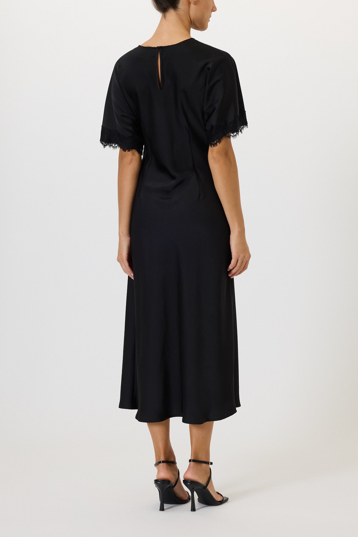 SHORT-SLEEVED DRESS WITH LACE DETAILS