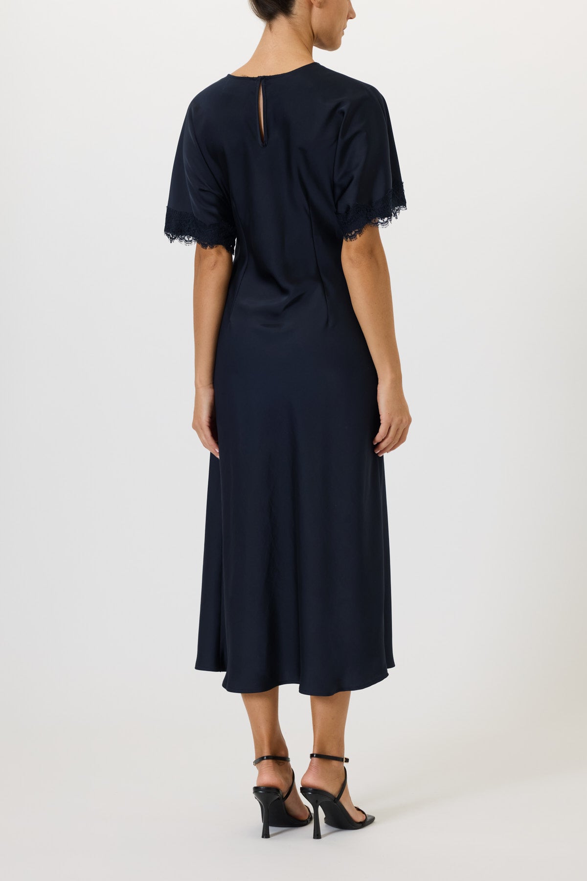 SHORT-SLEEVED DRESS WITH LACE DETAILS