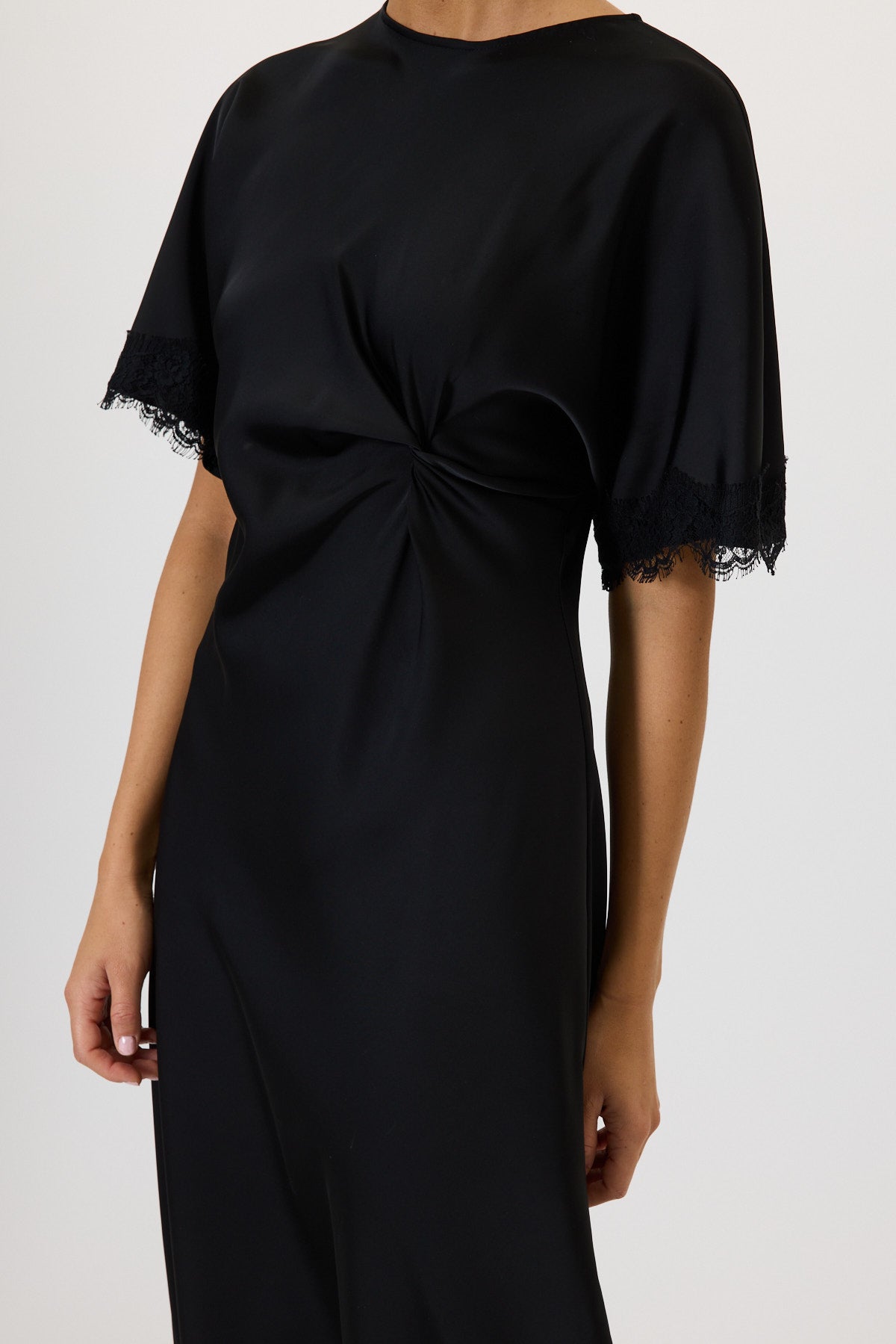 SHORT-SLEEVED DRESS WITH LACE DETAILS