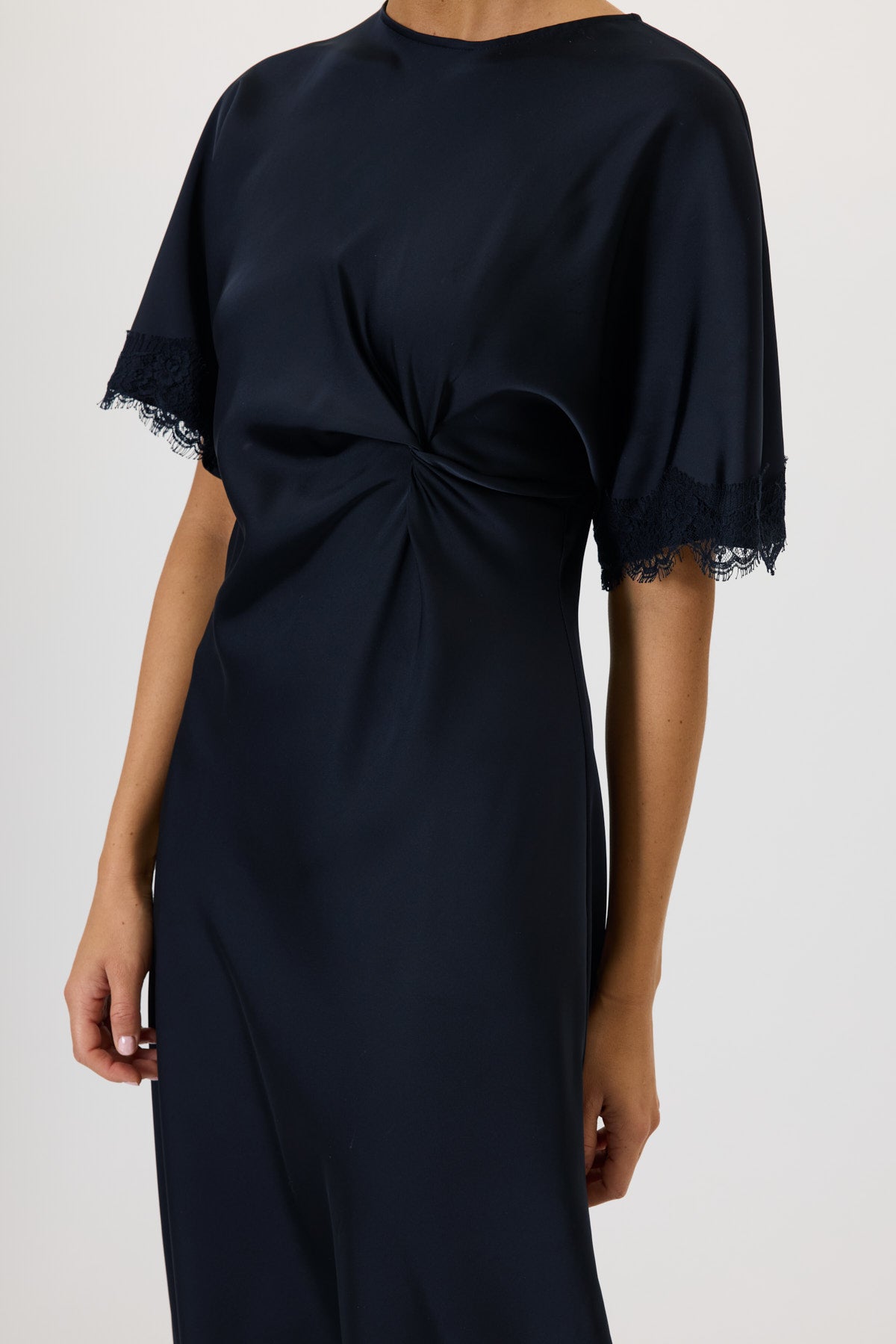 SHORT-SLEEVED DRESS WITH LACE DETAILS