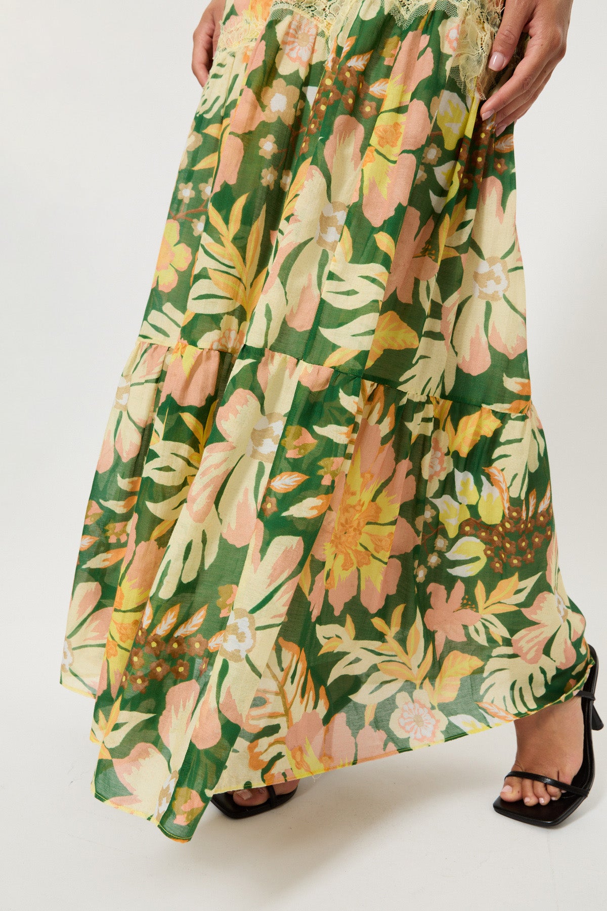 FLOUNCE SKIRT WITH LACE PATTERN