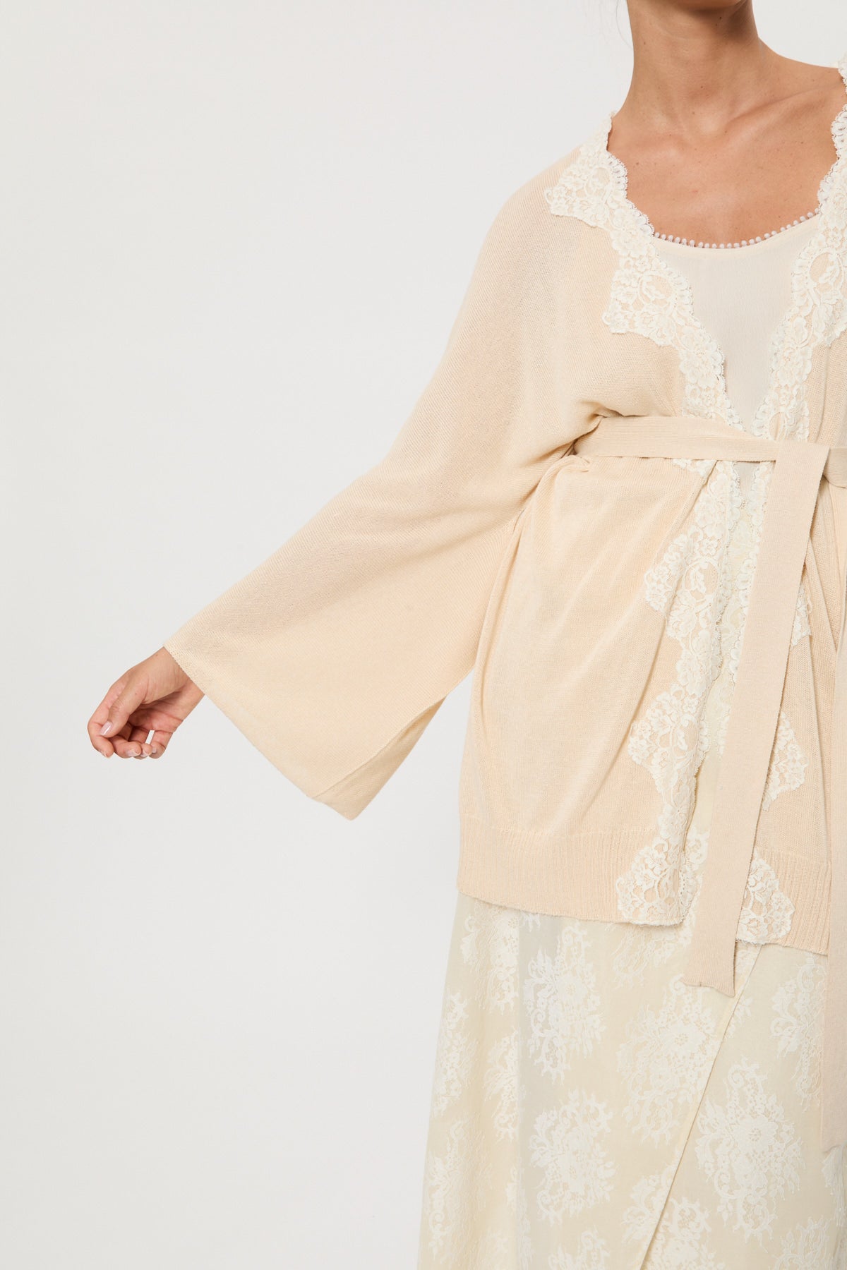 KIMONO CARDIGAN WITH CONTRASTING BELT AND LACE