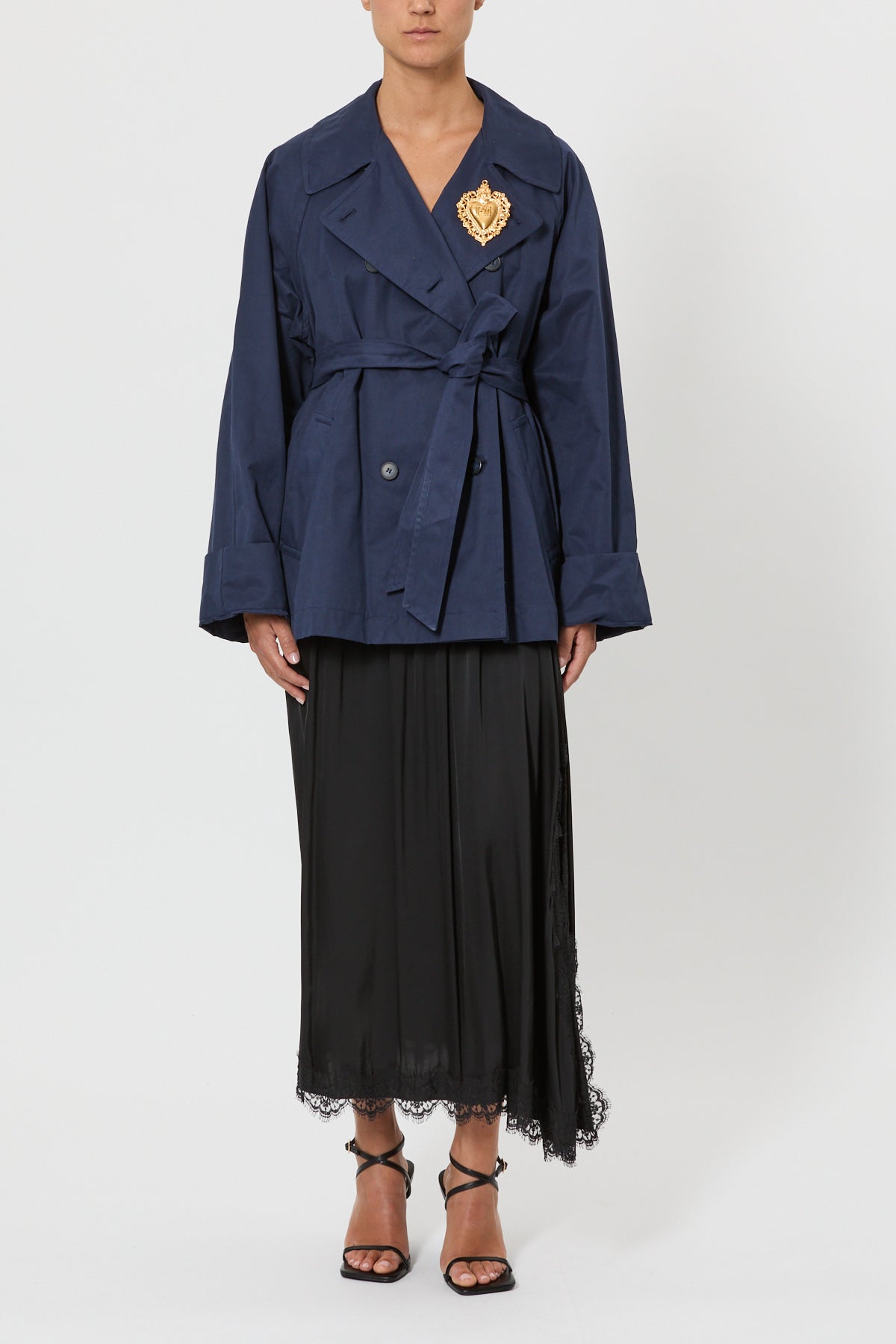 TRENCH CORTO CON CINTURA