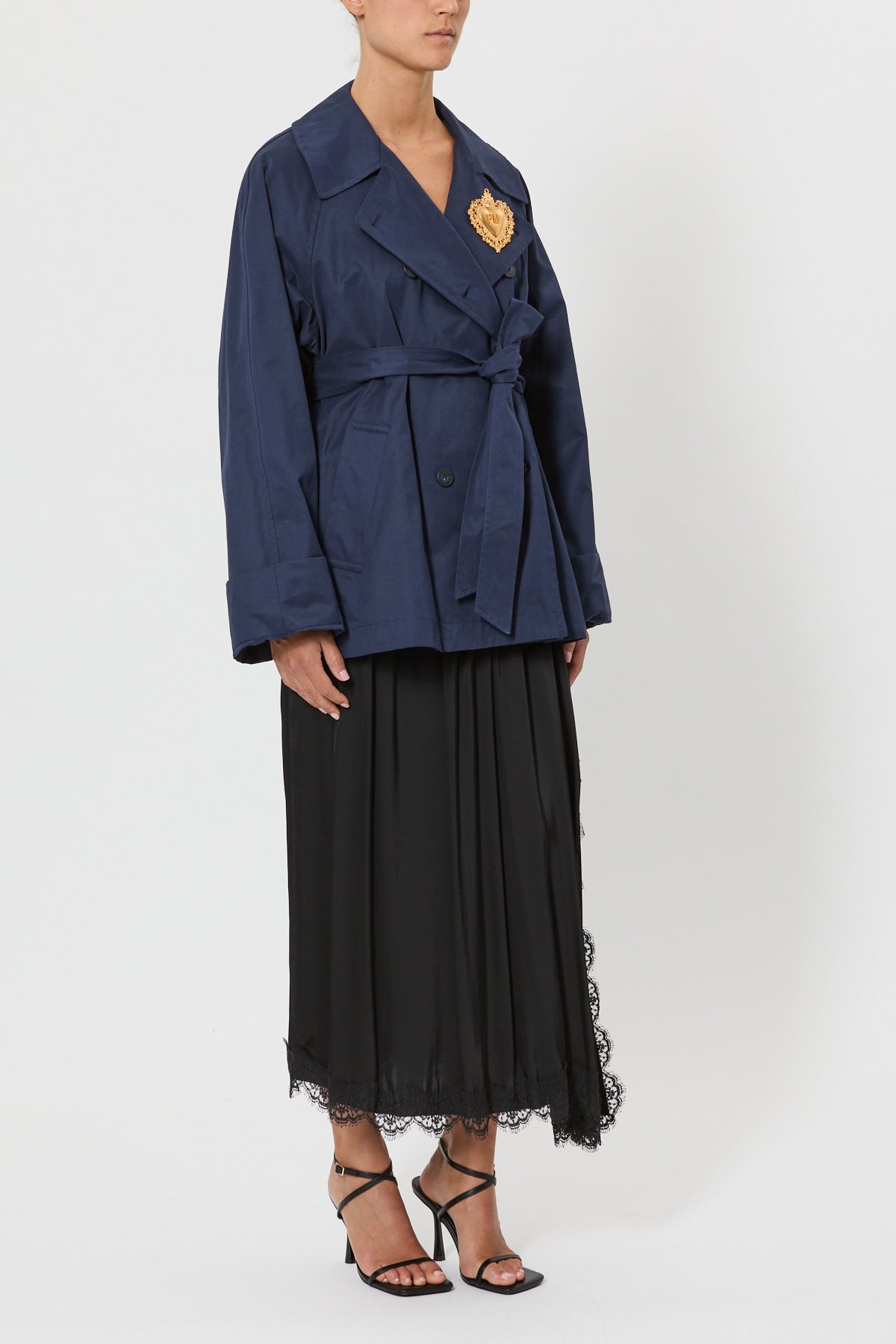 TRENCH CORTO CON CINTURA