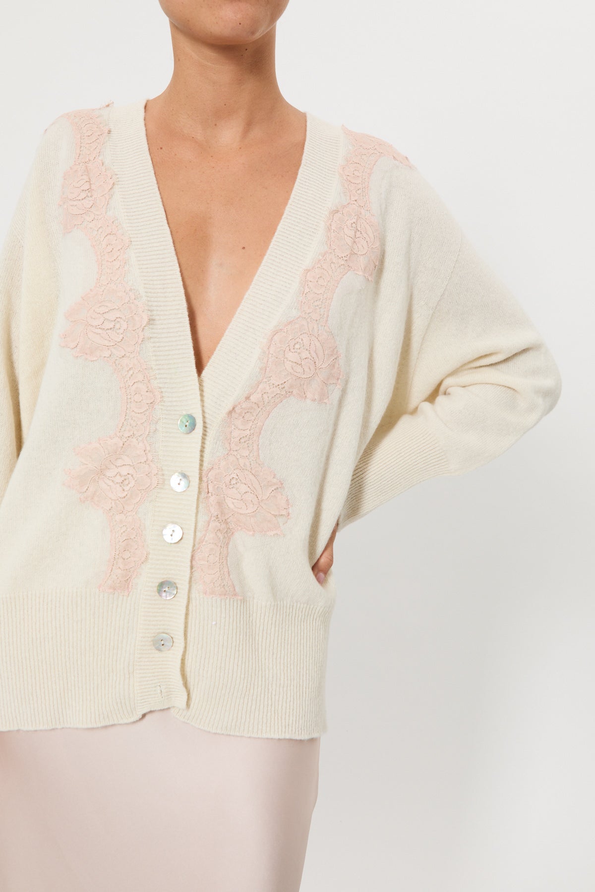 CARDIGAN CON PIZZO IN CONTRASTO