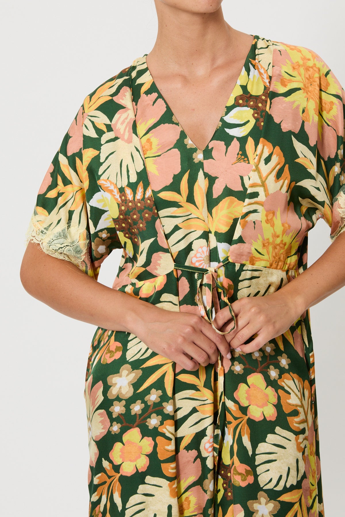 SHORT-SLEEVED DRESS WITH LACE PATTERN