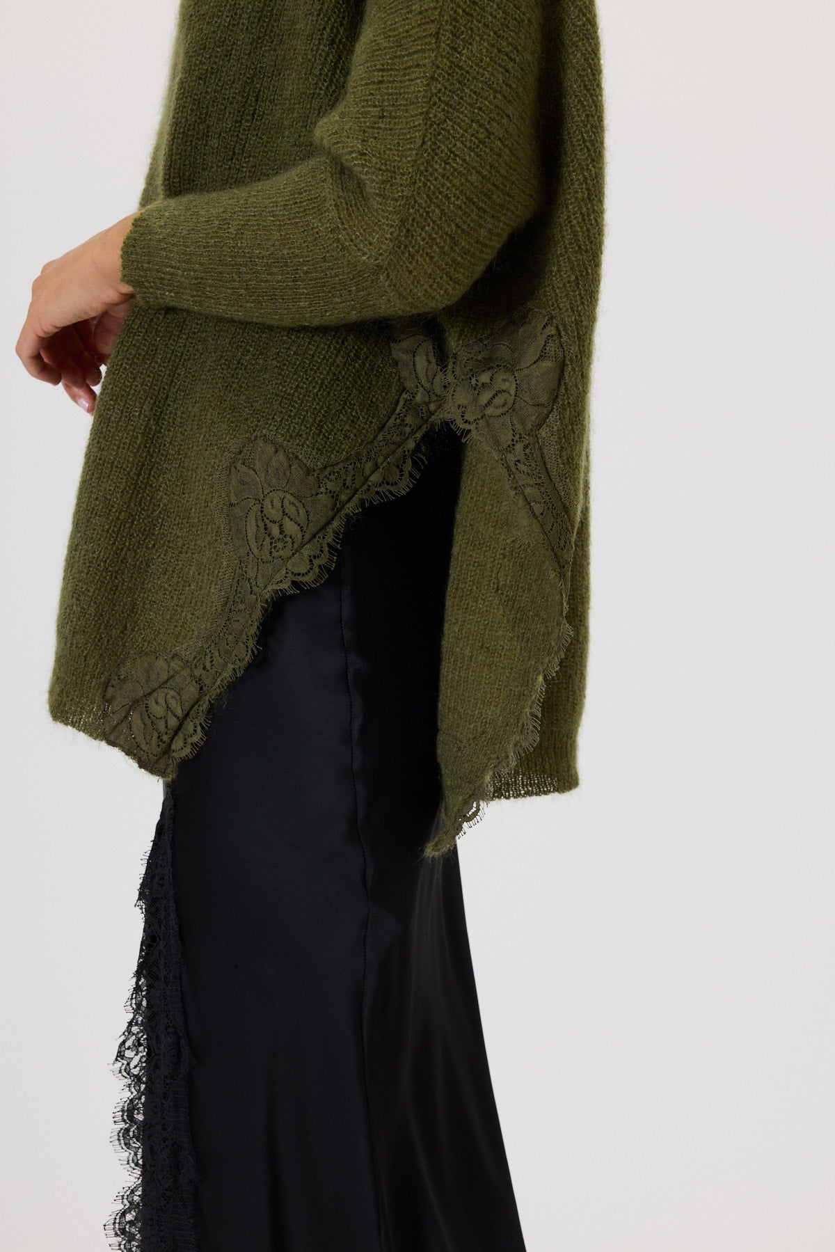 MAGLIA CON SPACCHI E PIZZO