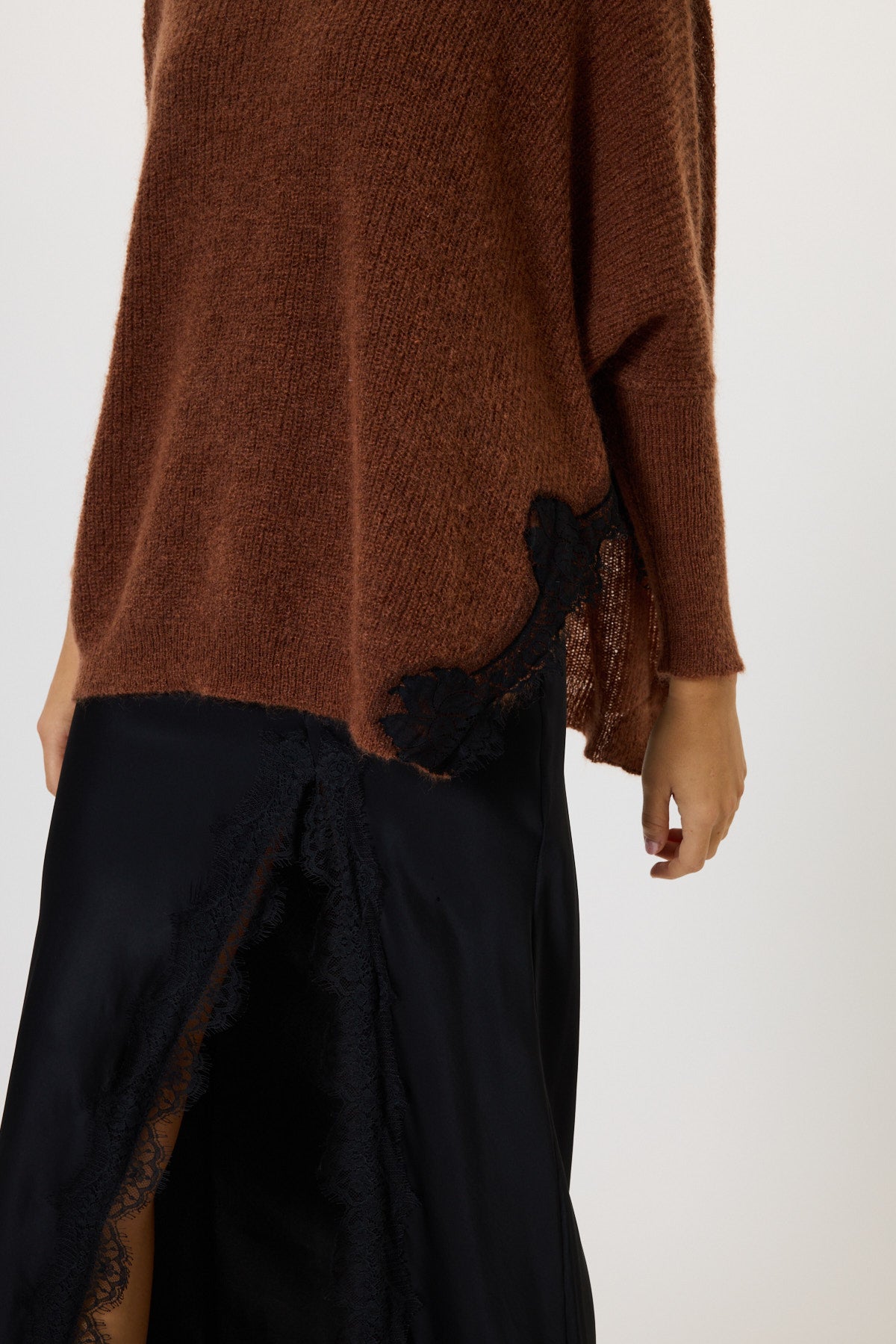 MAGLIA CON SPACCHI E PIZZO