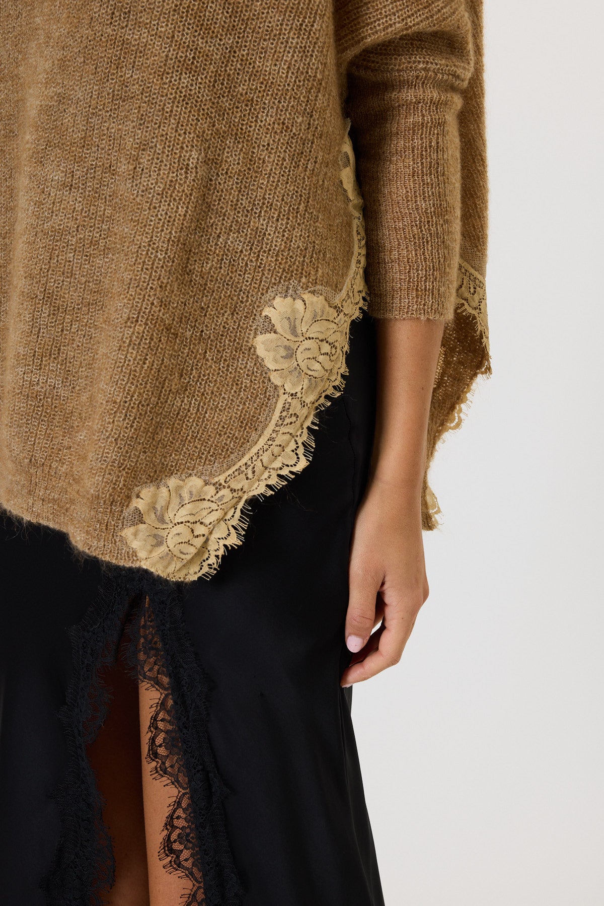 MAGLIA CON SPACCHI E PIZZO