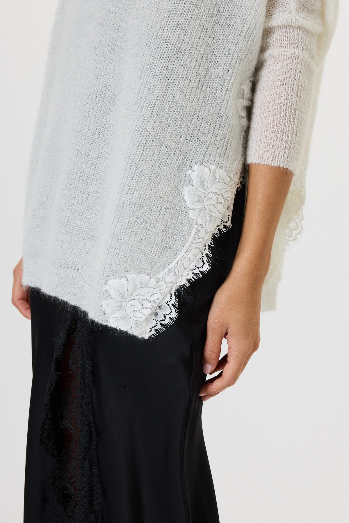 MAGLIA CON SPACCHI E PIZZO