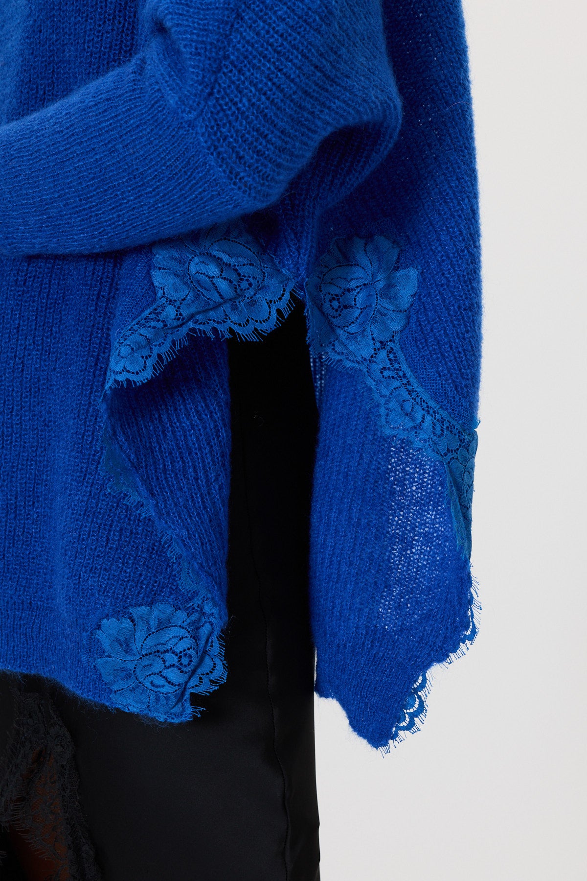 MAGLIA CON SPACCHI E PIZZO