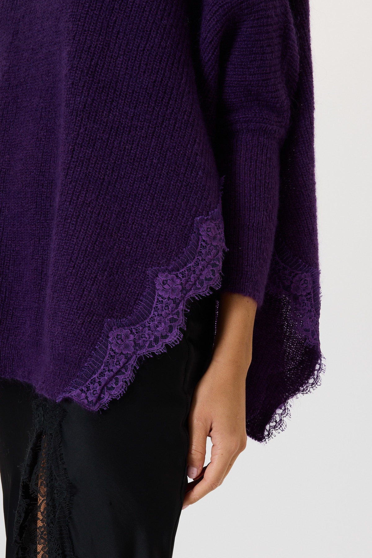 MAGLIA CON SPACCHI E PIZZO