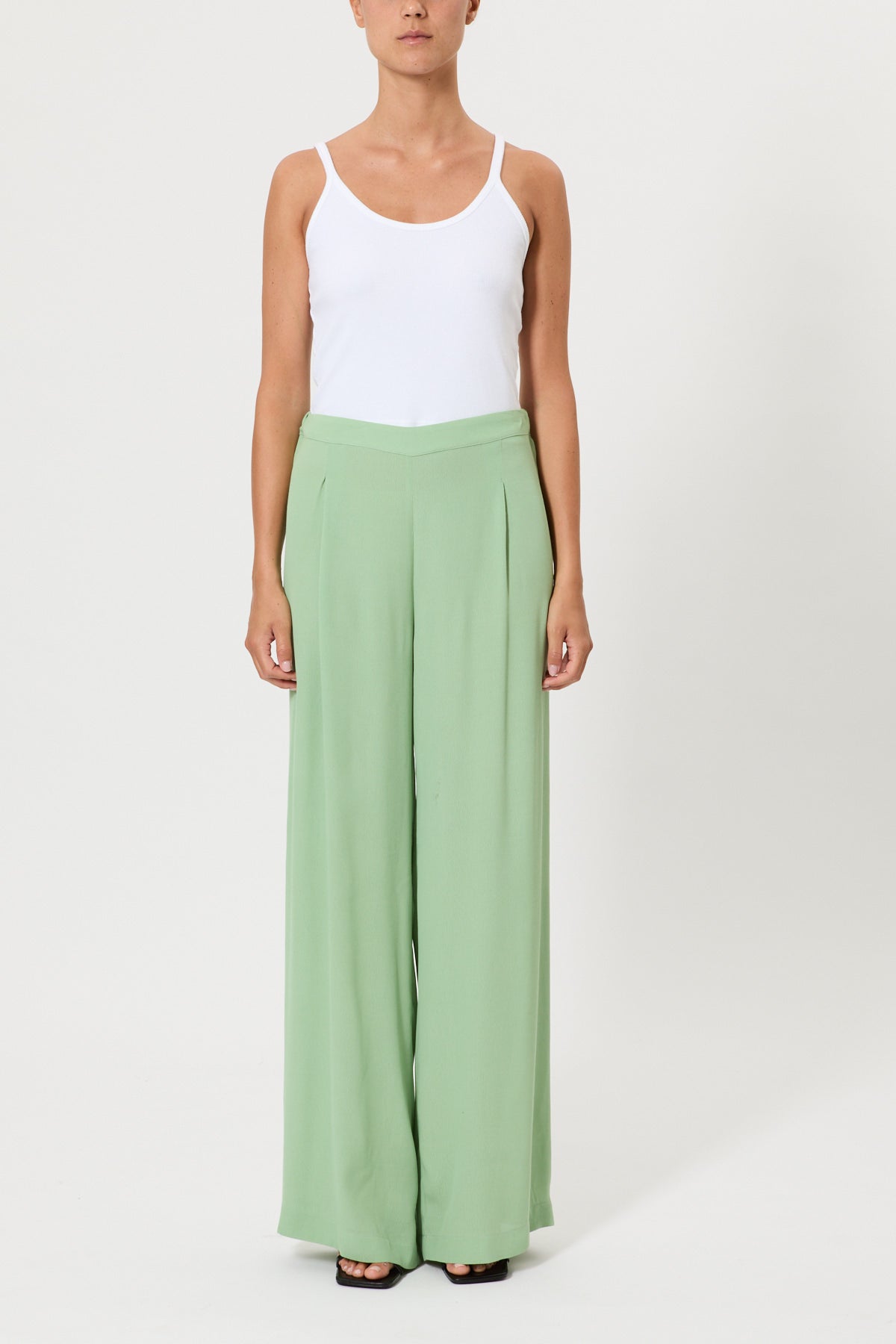 TROUSERS WITH PLEATS