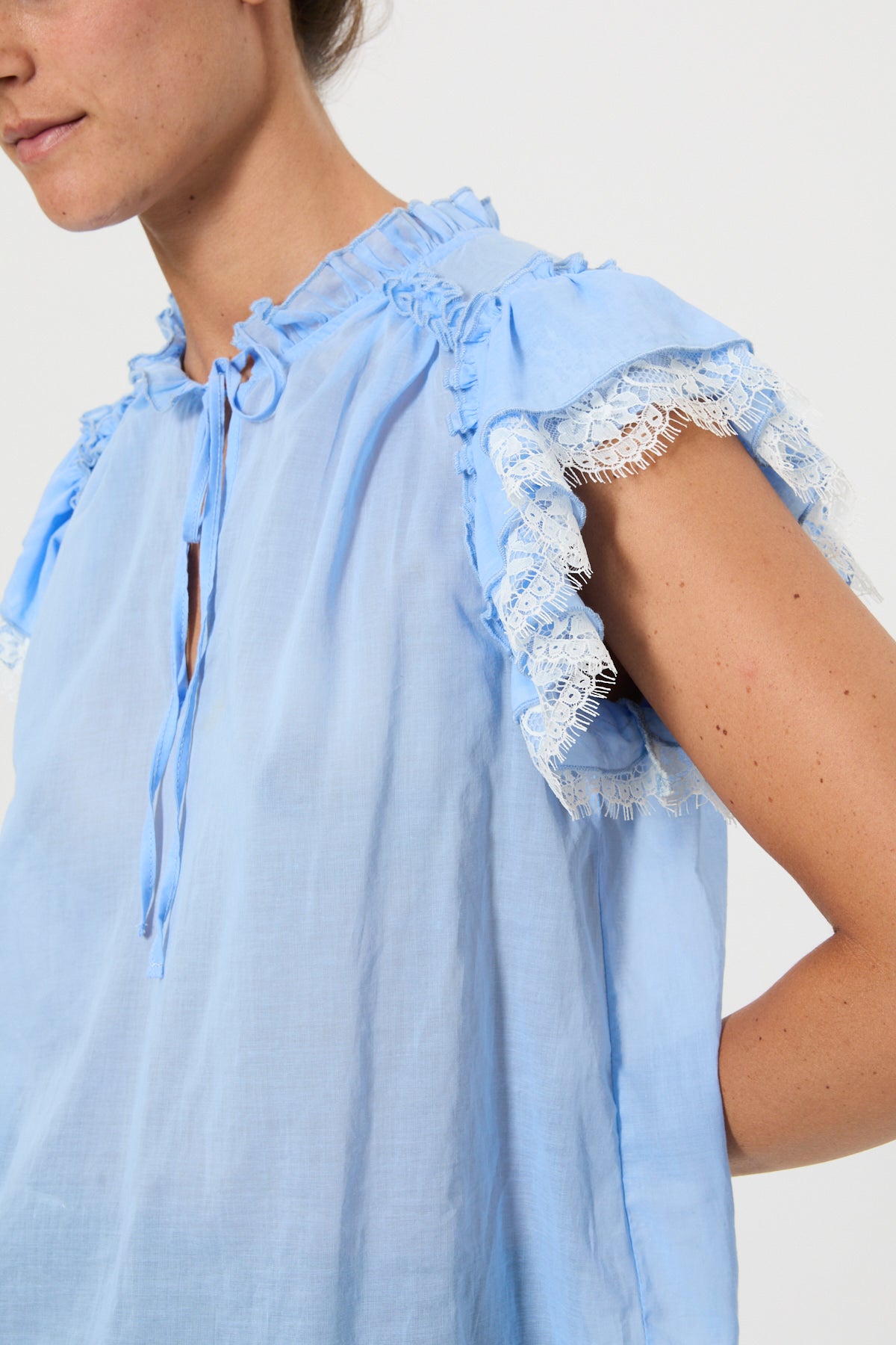MUSLIN AND LACE TOP