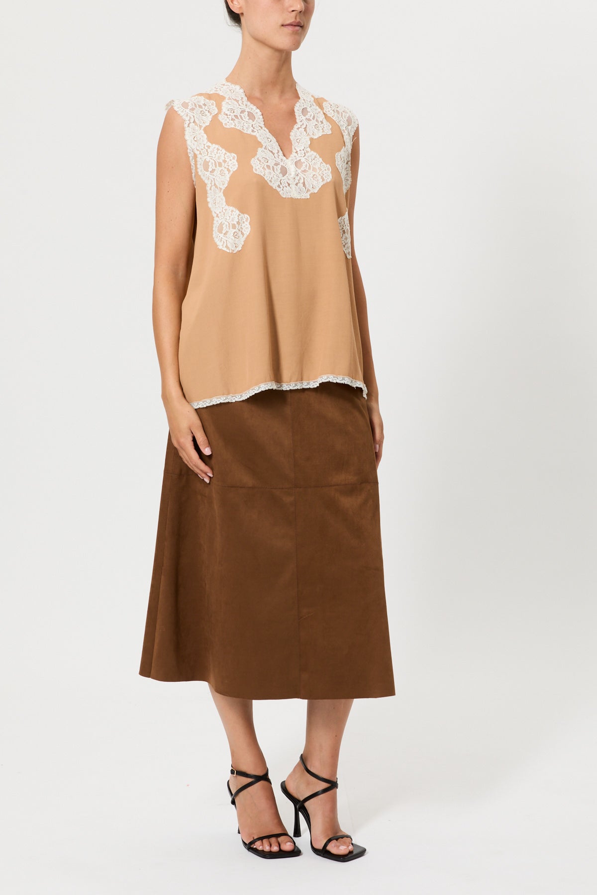 TOP SPALLA LARGA CON PIZZO IN CONTRASTO