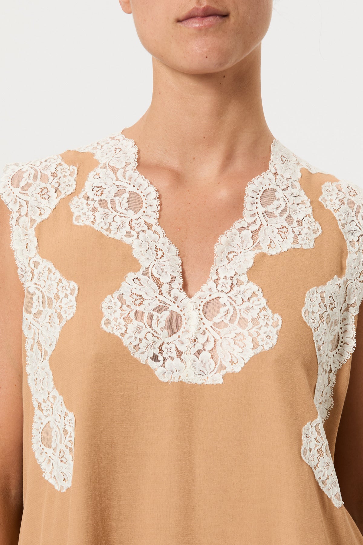 TOP SPALLA LARGA CON PIZZO IN CONTRASTO