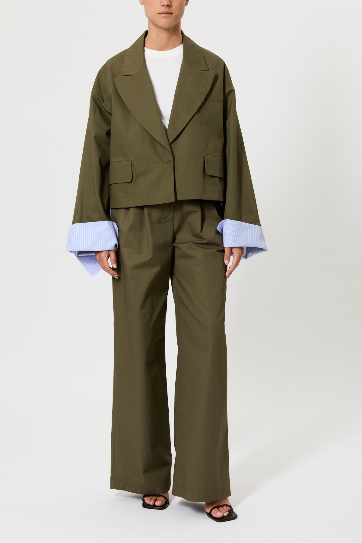 GIACCA IN GABARDINA CON POLSI RIGATI E PLISSET