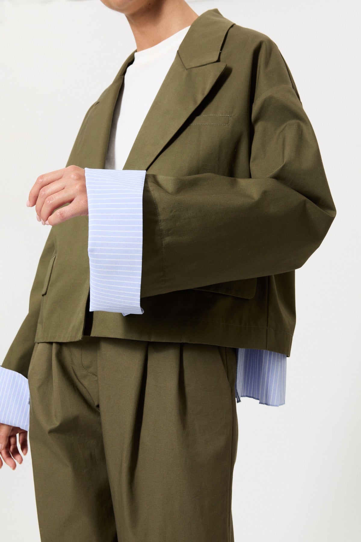 GIACCA IN GABARDINA CON POLSI RIGATI E PLISSET