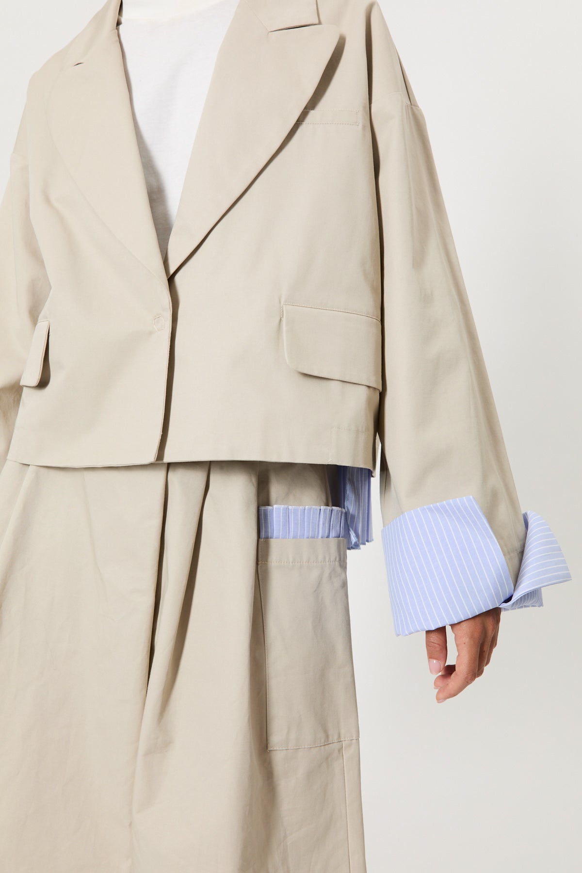 GIACCA IN GABARDINA CON POLSI RIGATI E PLISSET