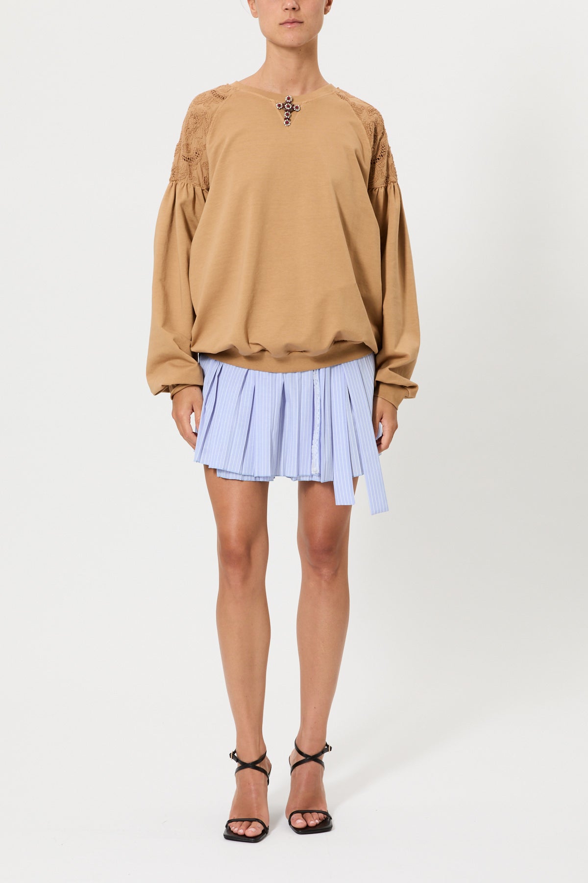 FELPA CON MANICHE RICAMATE E SPILLA