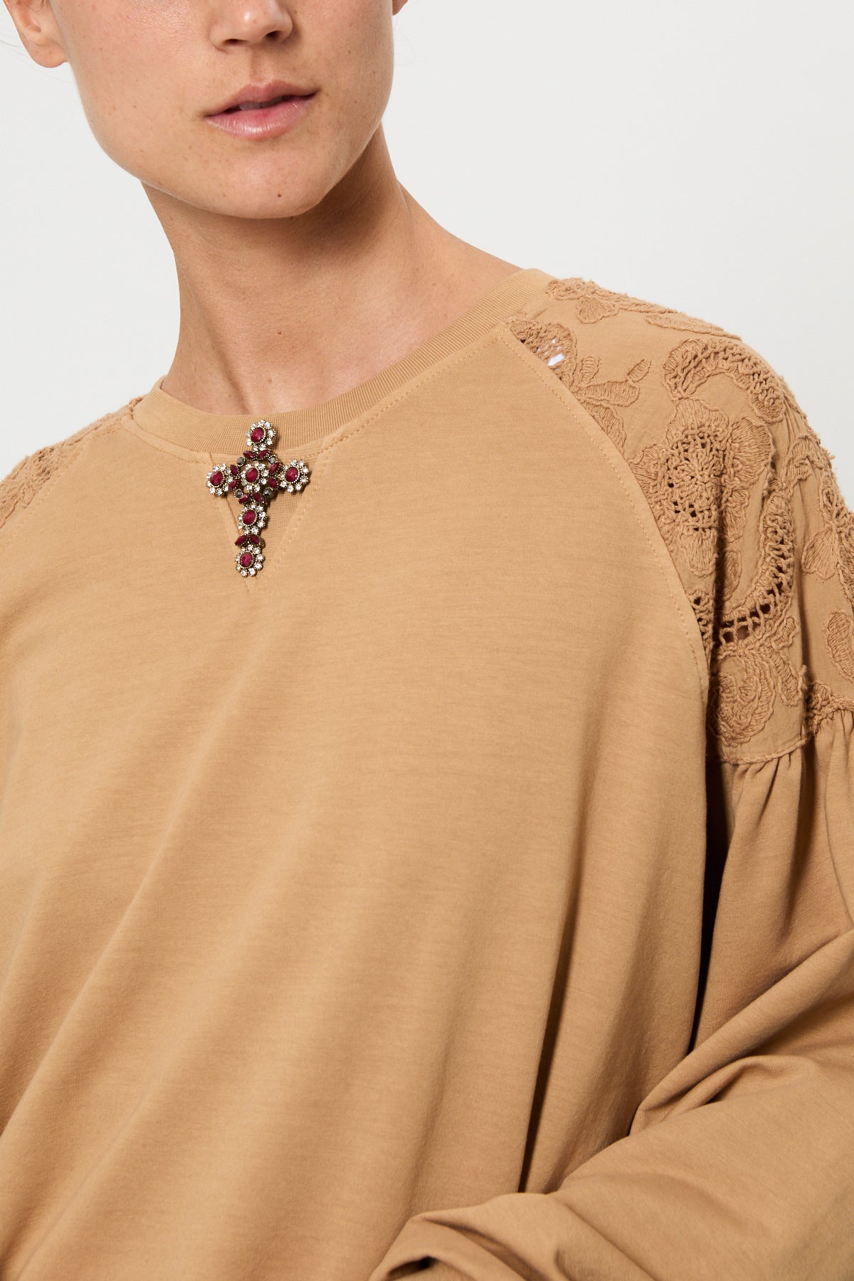 SWEATSHIRT WITH EMBROIDERED SLEEVES AND PIN