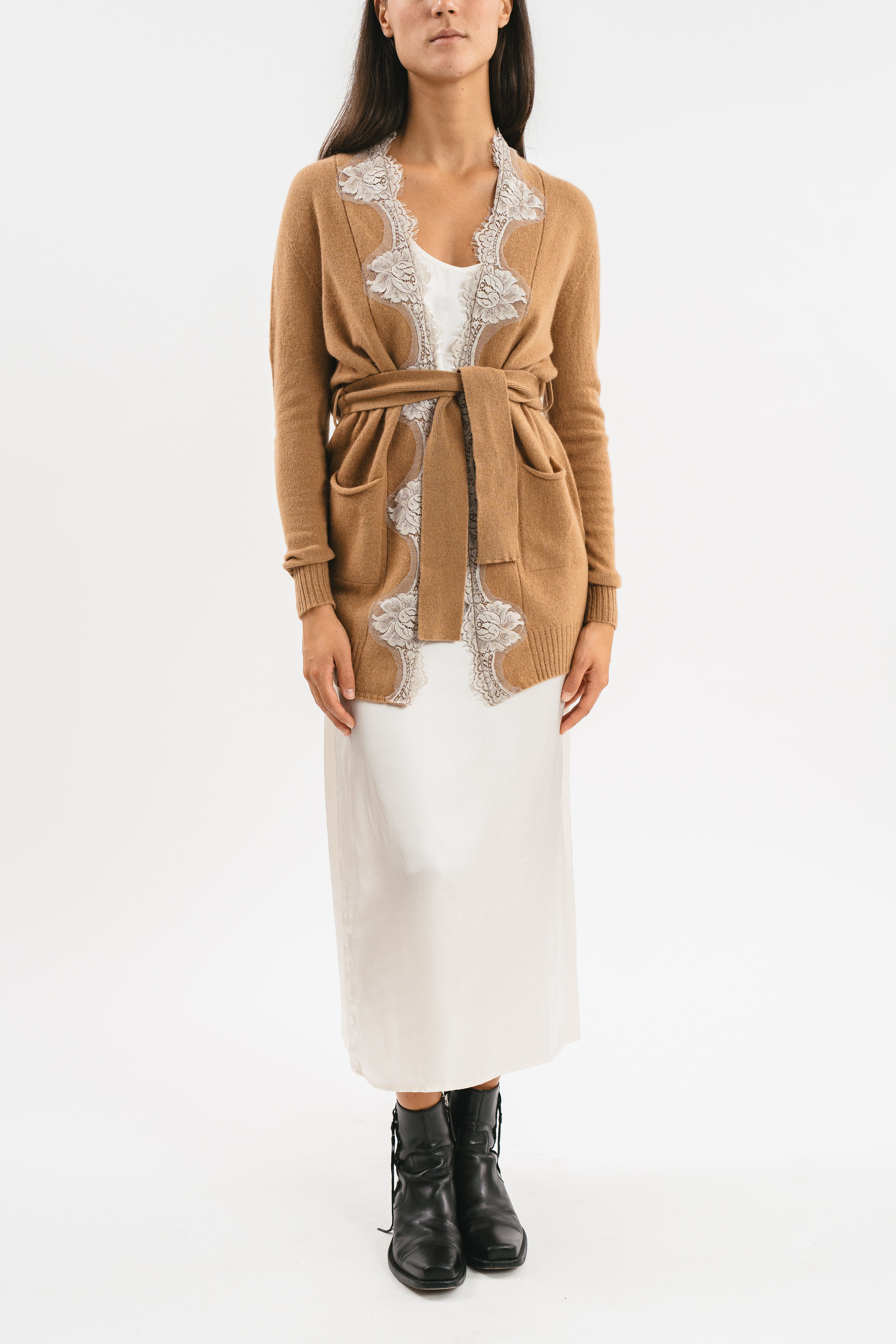 Modella indossa cardigan beige cachemire con cintura e pizzo. Frontale