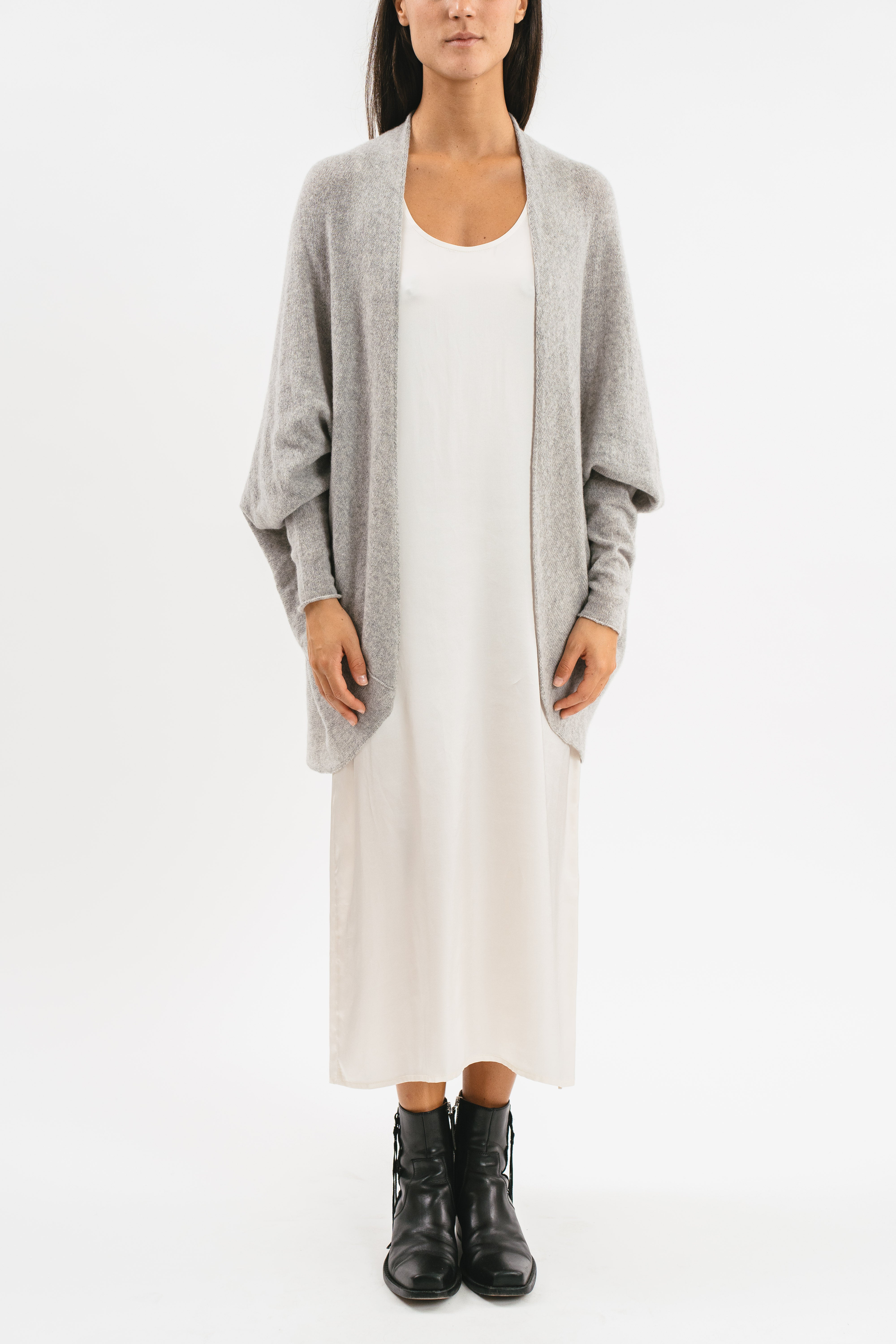 Modella indossa cardigan grigio oversize. Frontale