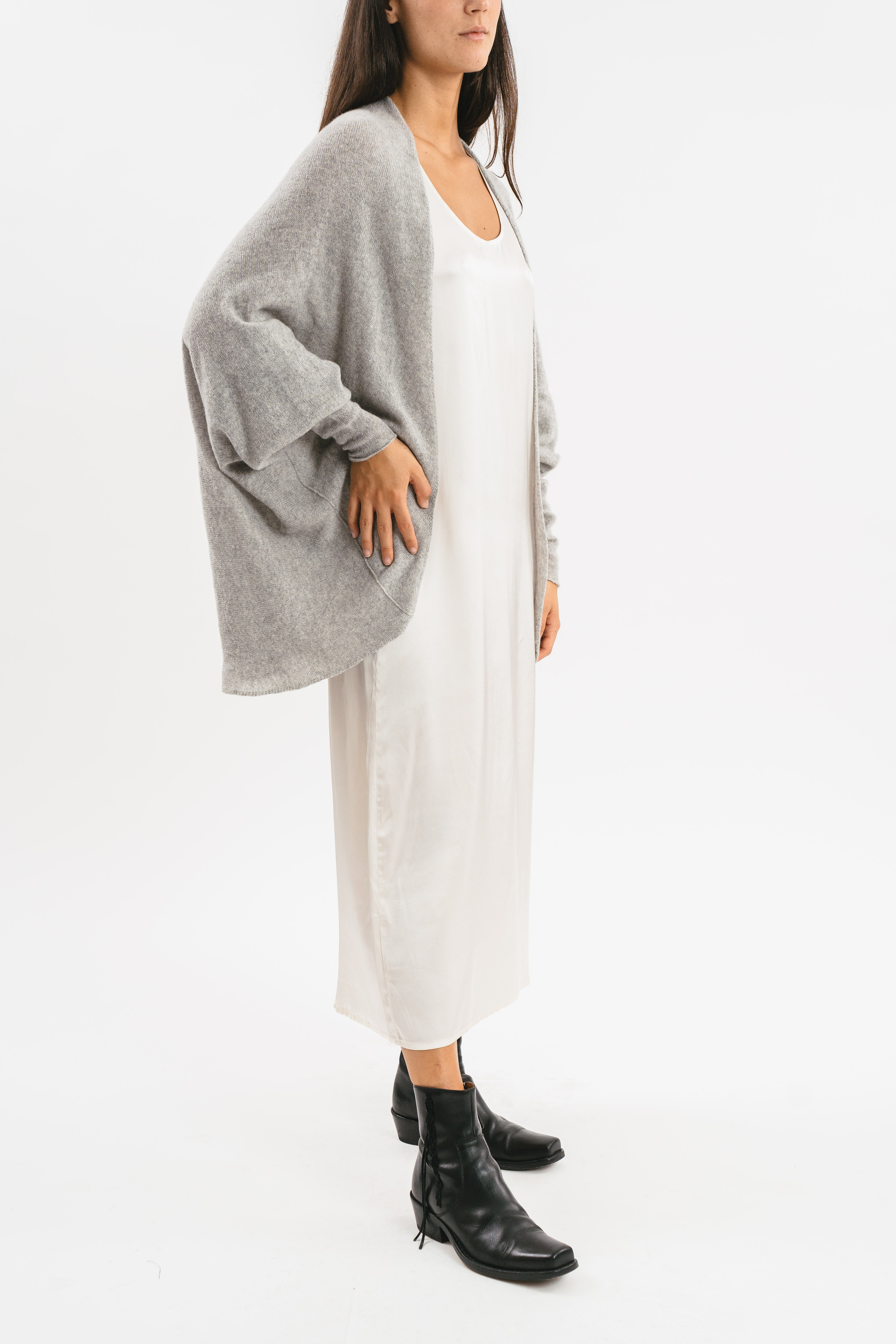 Modella indossa cardigan grigio oversize. Dettaglio