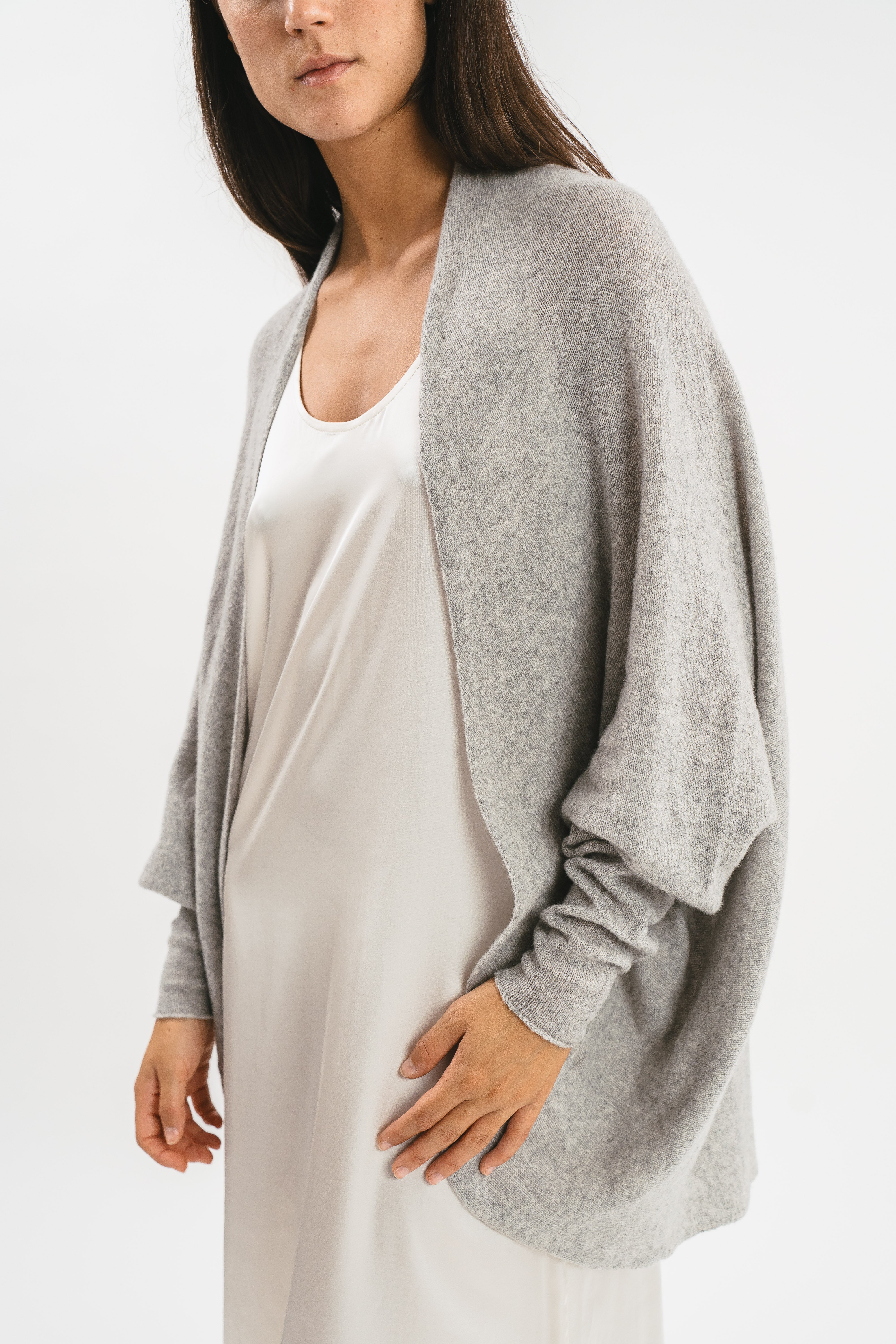 Modella indossa cardigan grigio oversize. Dettaglio