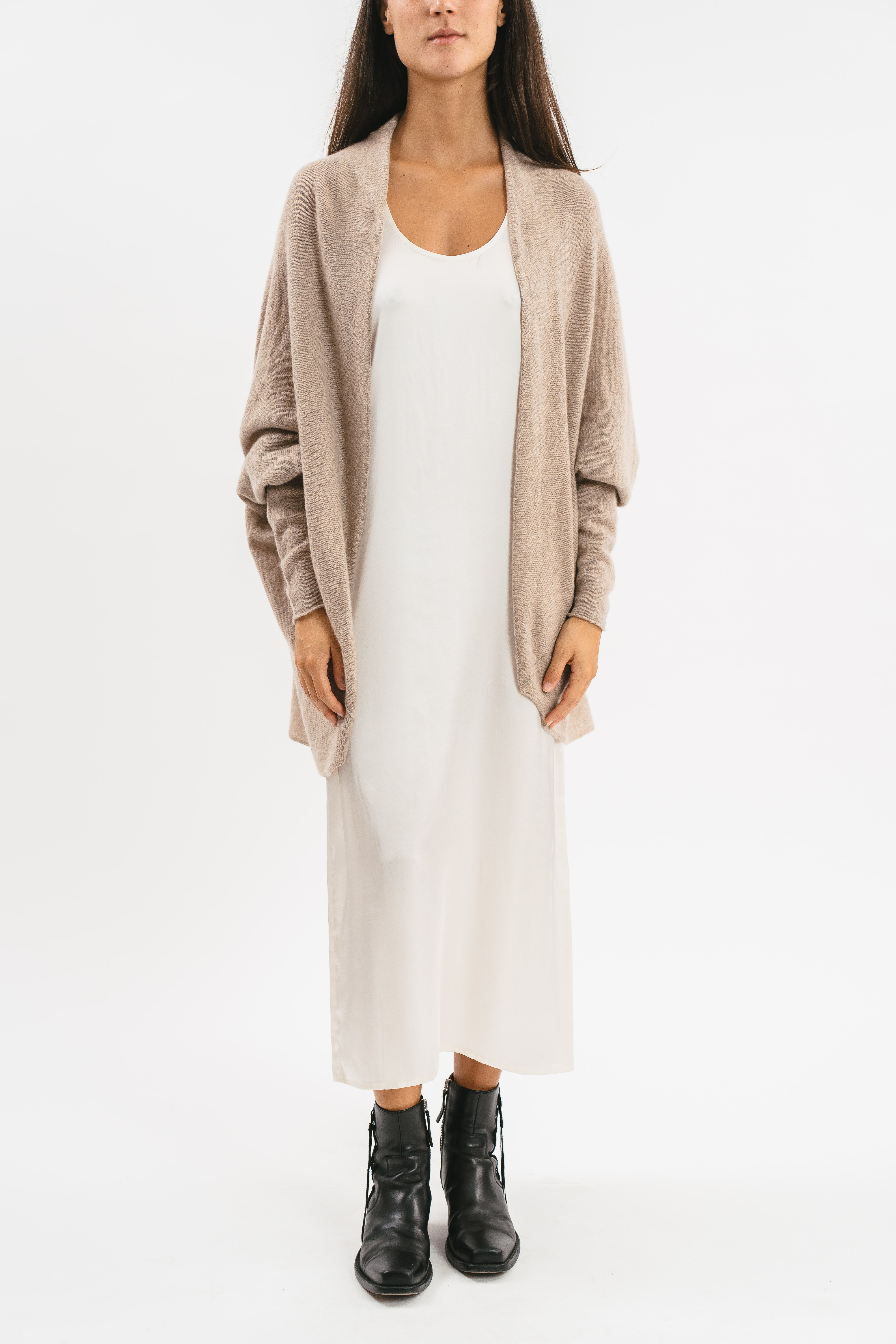 Modella indossa cardigan beige oversize. Frontale