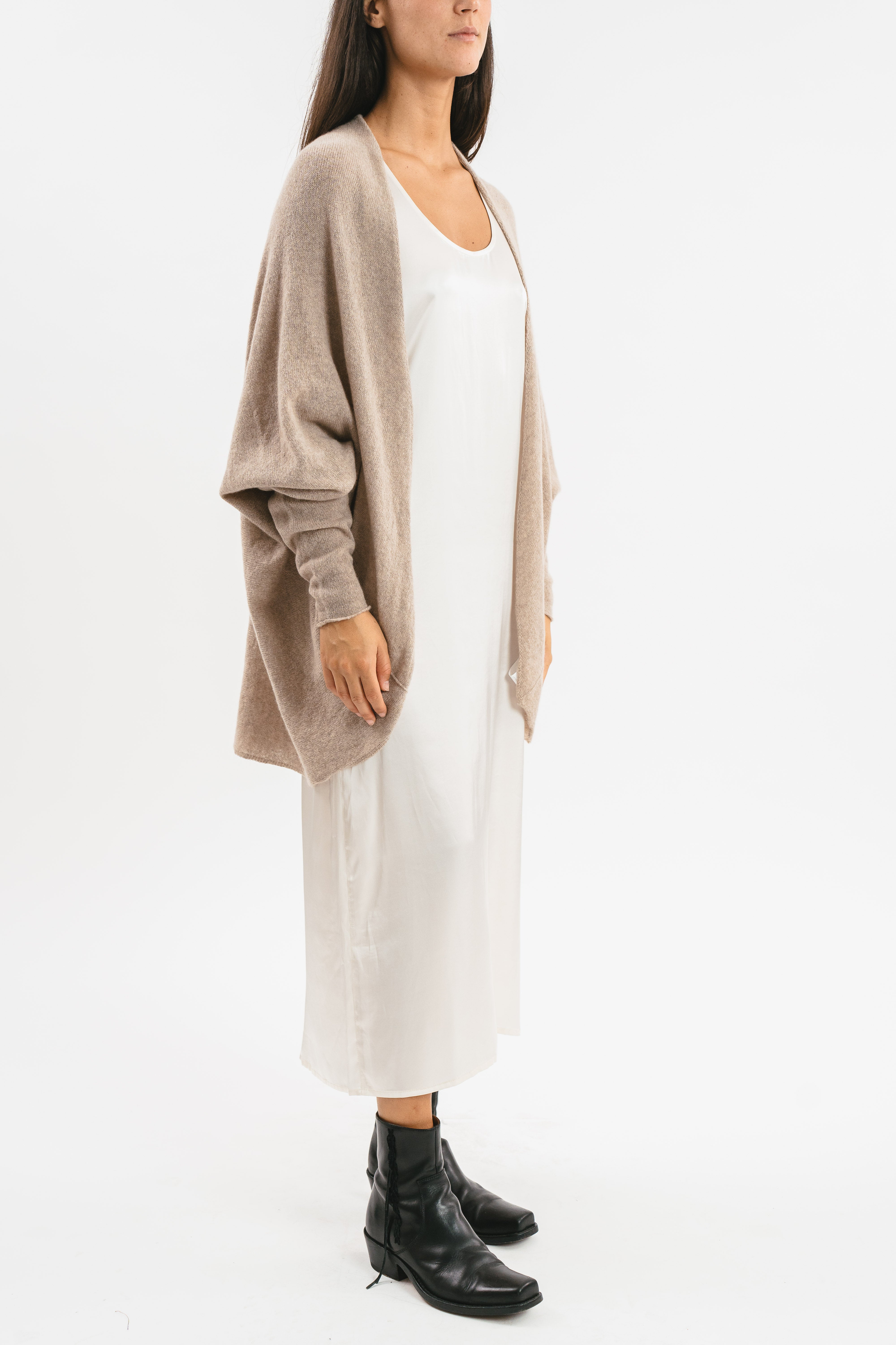 Modella indossa cardigan beige oversize. Dettaglio