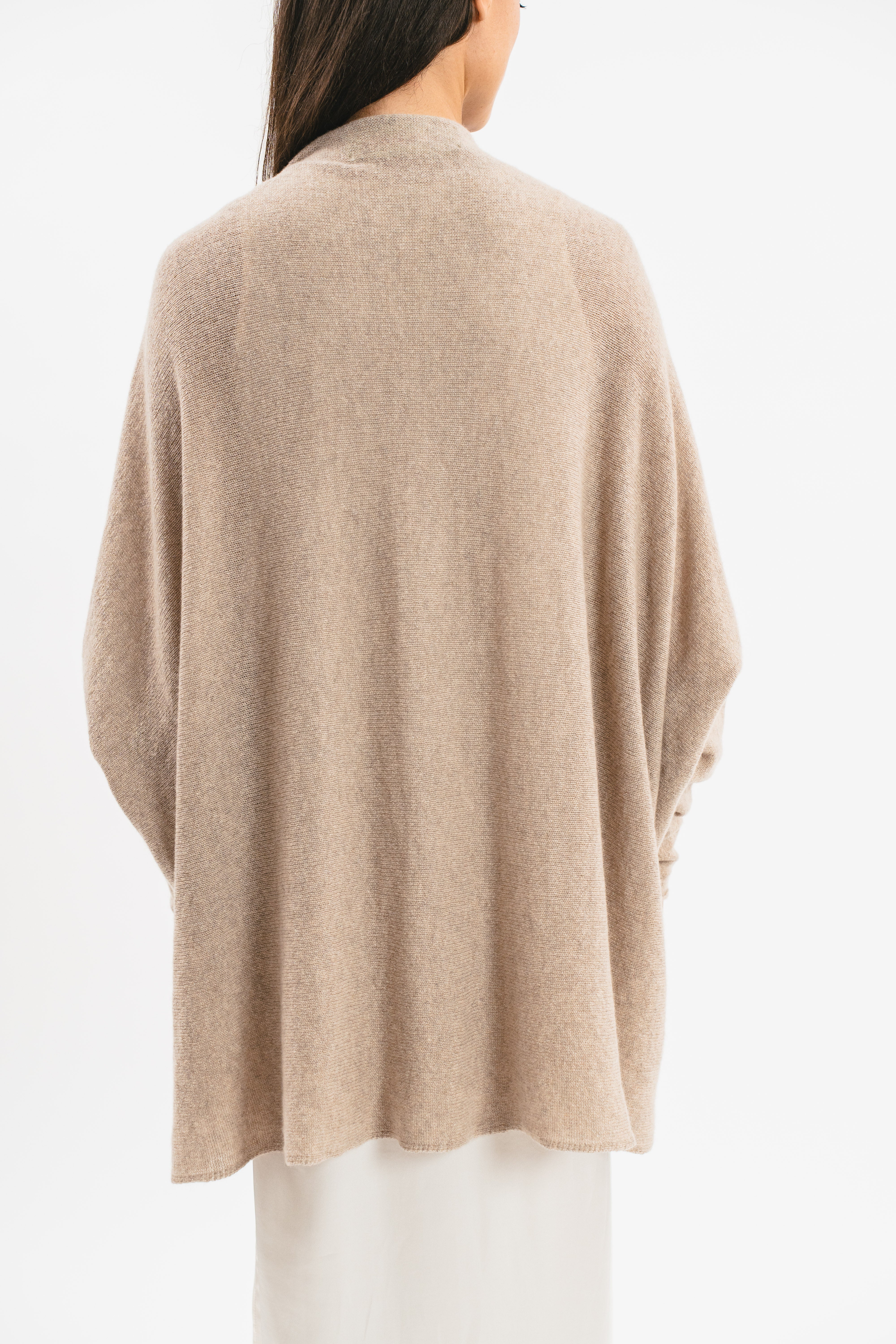 Modella indossa cardigan beige oversize. Posteriore