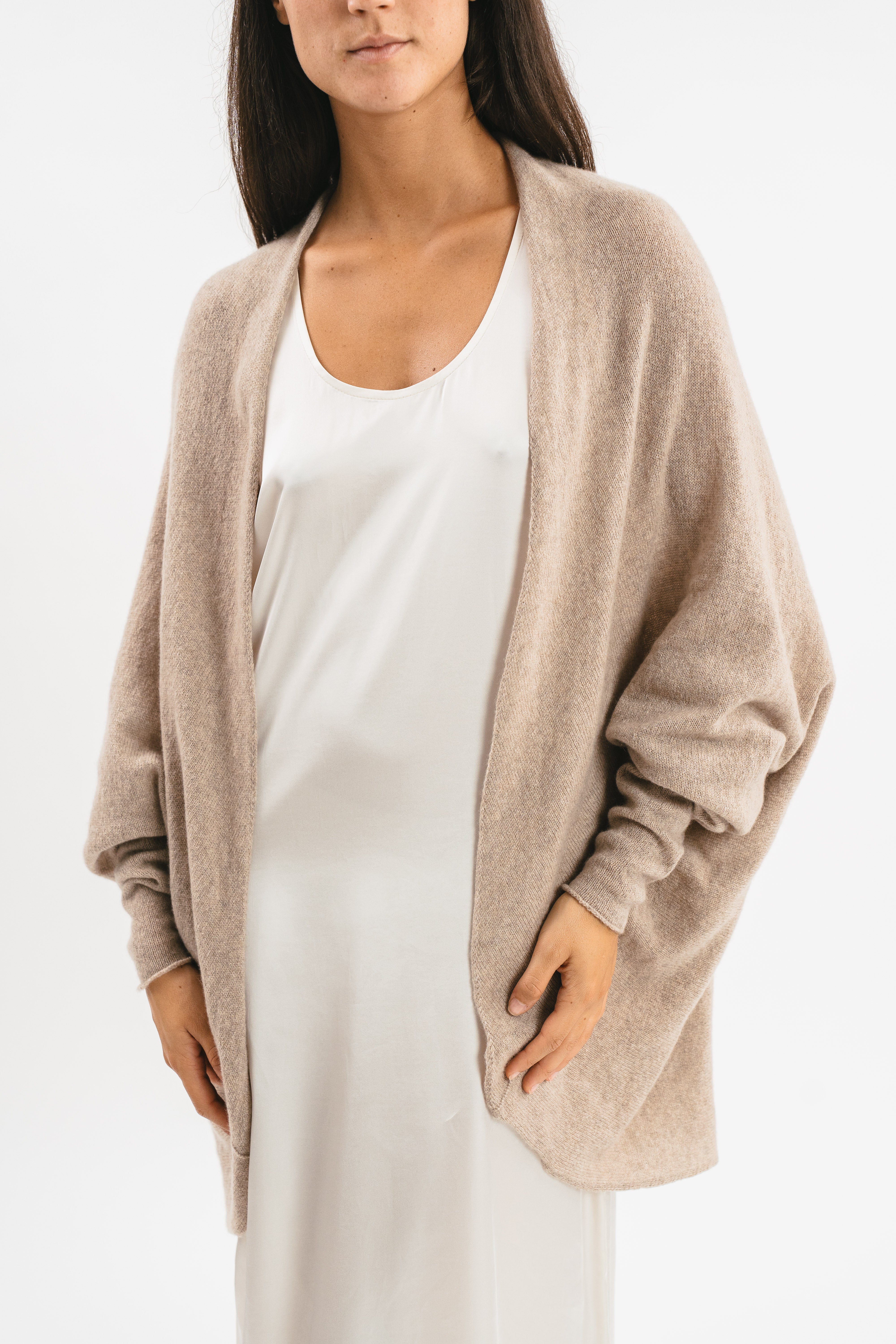 Modella indossa cardigan beige oversize. Frontale