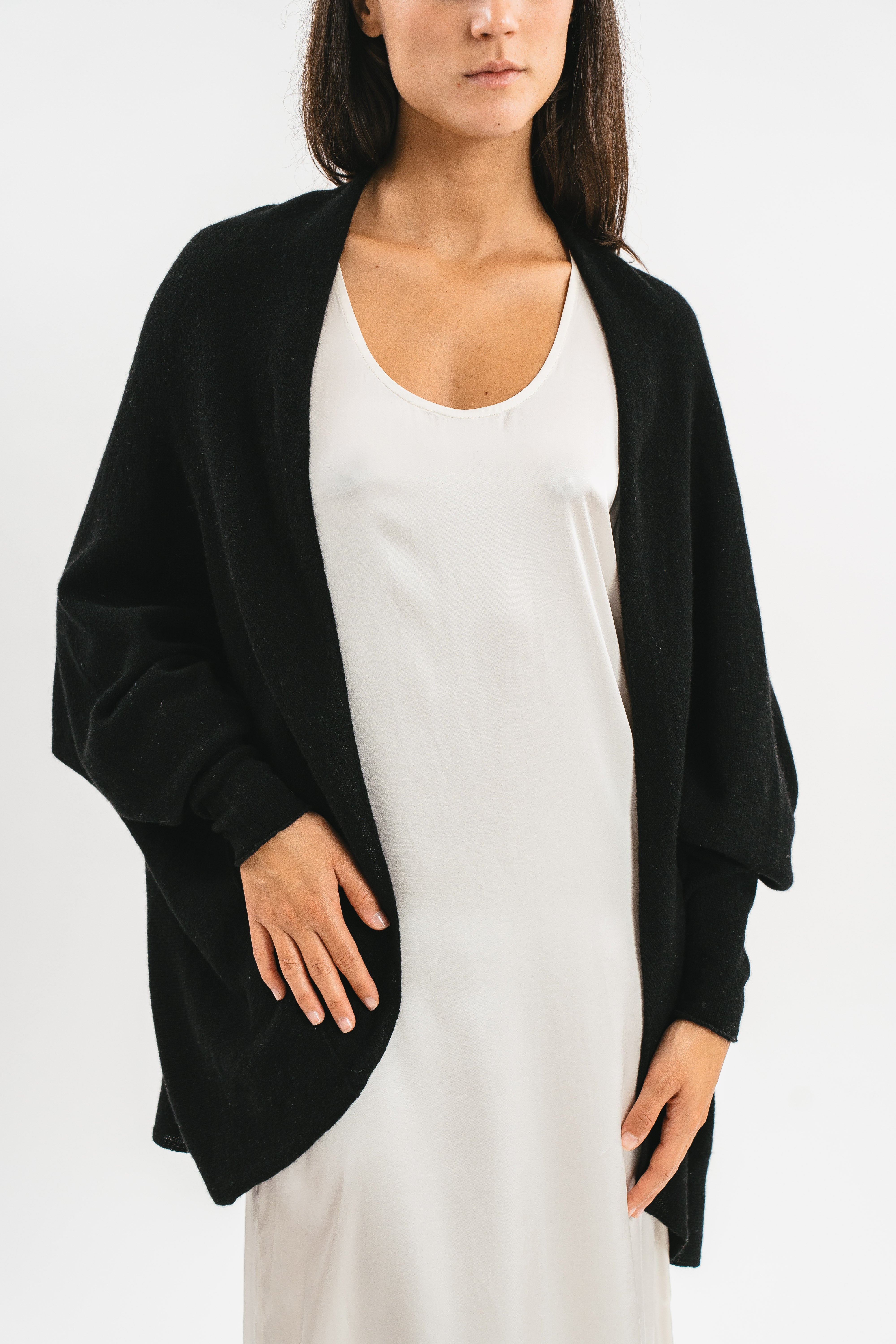 Modella indossa cardigan nero oversize. Dettaglio