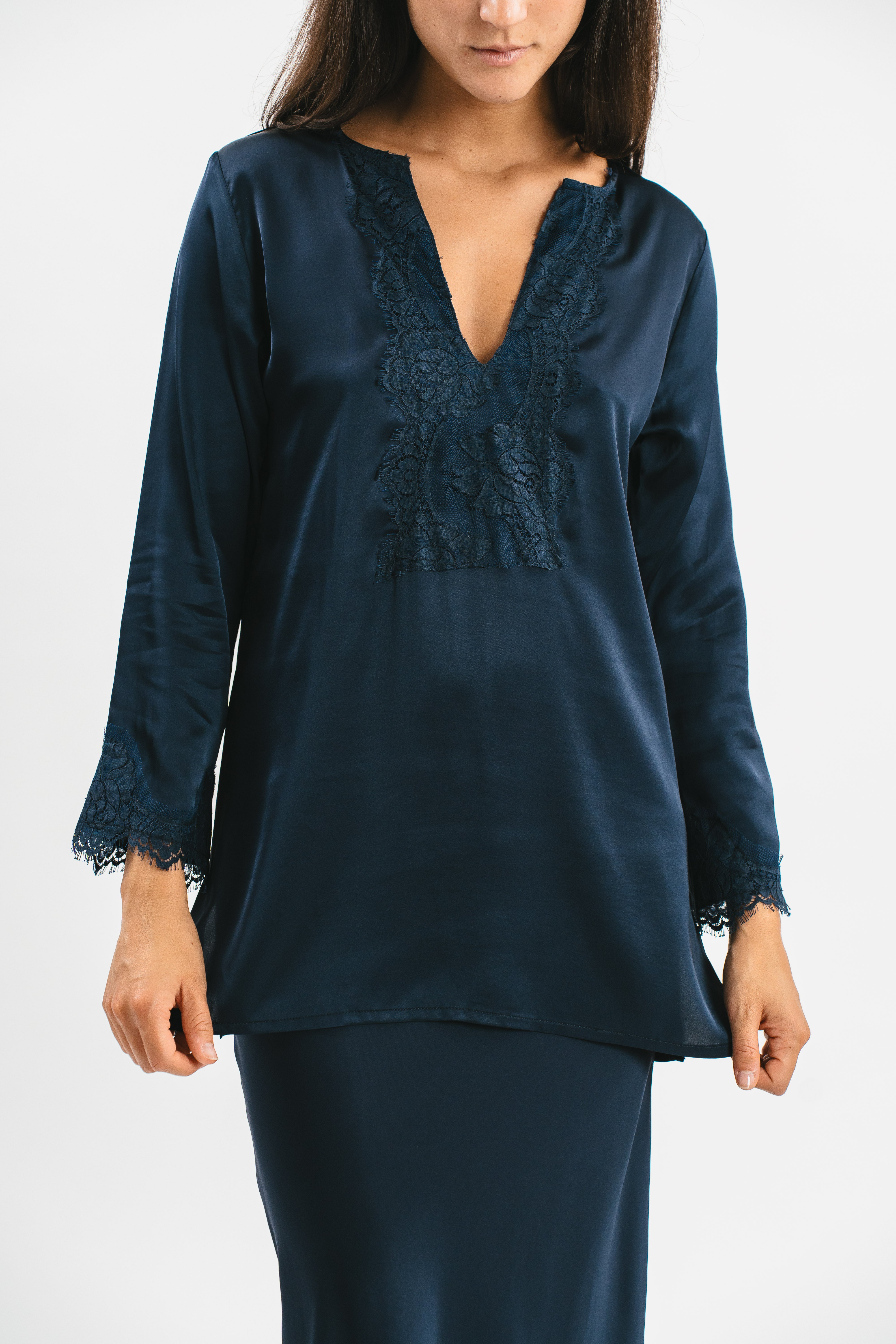 CAMICIA BRUNA VISCOSA ELASTICIZZATA CON PIZZO FRANCESE