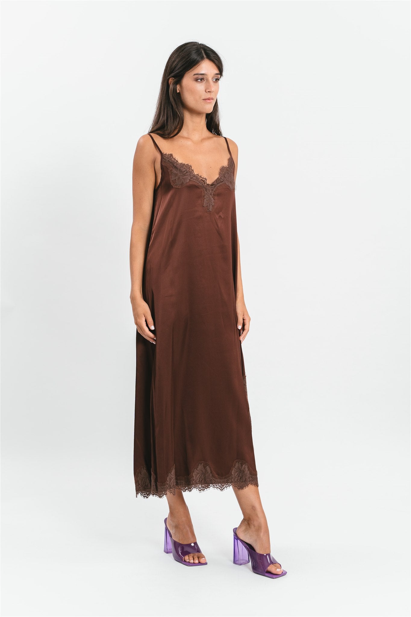 Slip dress longuette marrone in viscosa satin elasticizzata con pregiato pizzo francese Frontale