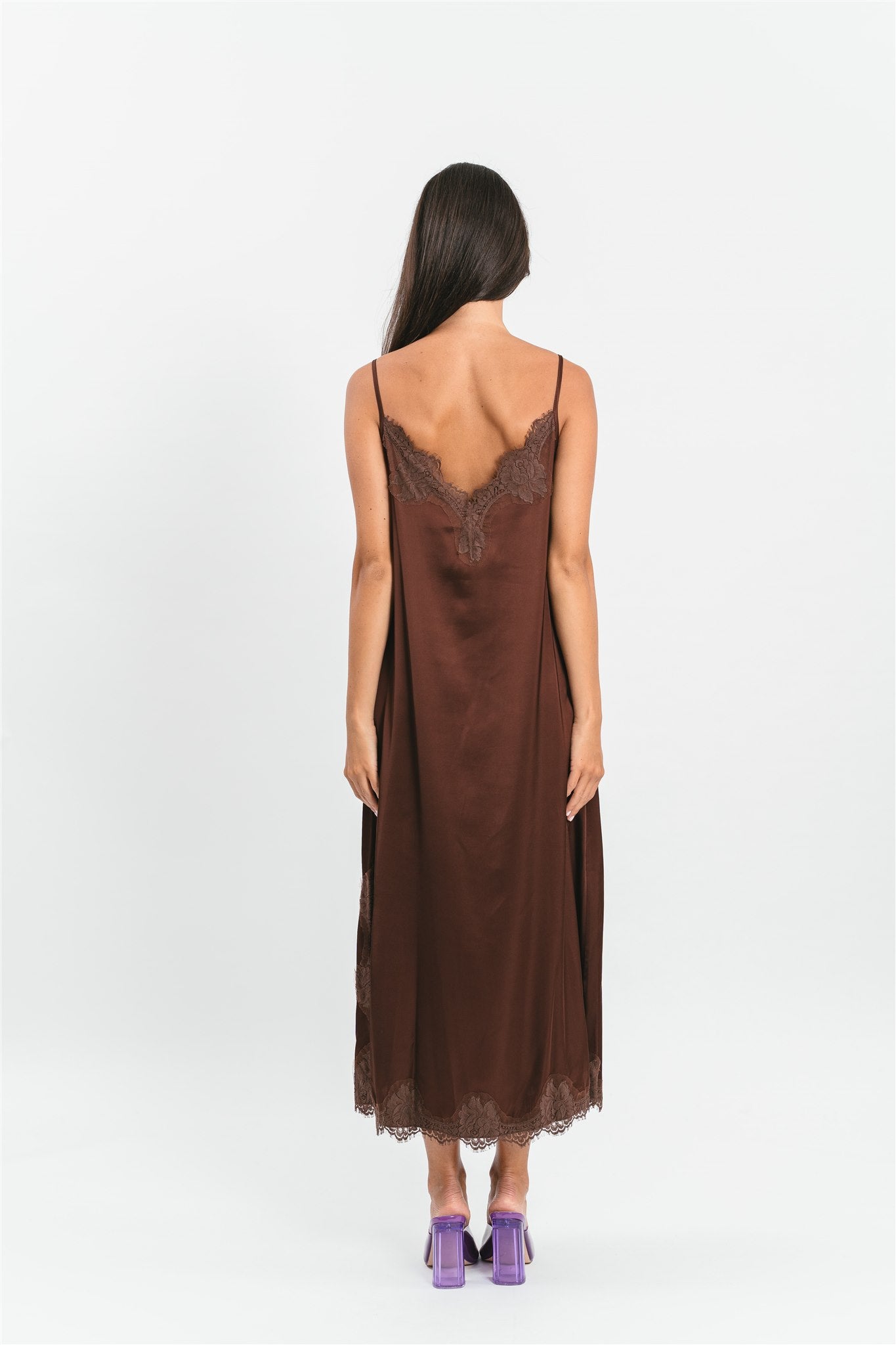 Slip dress longuette marrone in viscosa satin elasticizzata con pregiato pizzo francese Posteriore