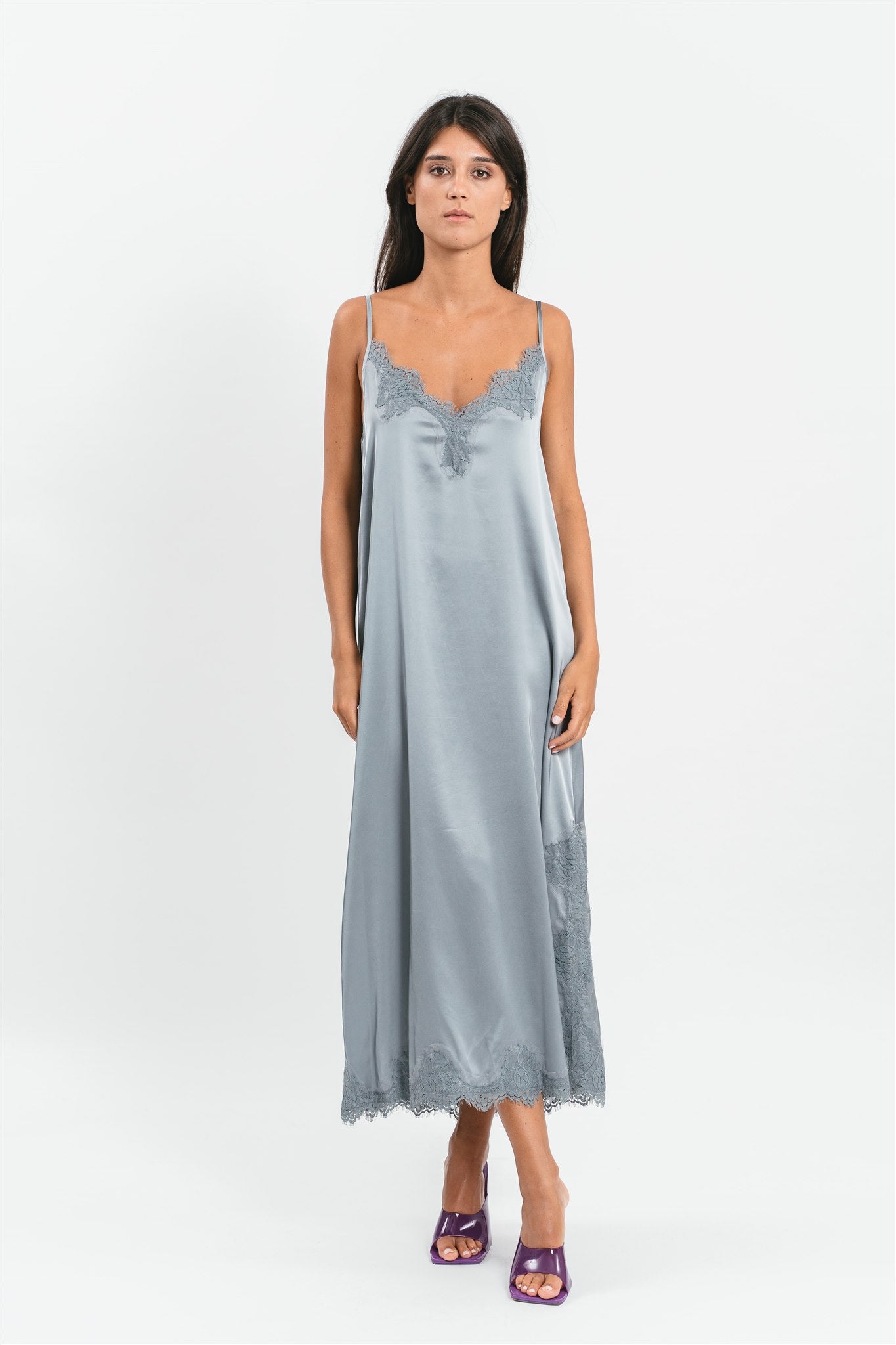 Slip dress longuette argento in viscosa satin elasticizzata con pregiato pizzo francese Frontale