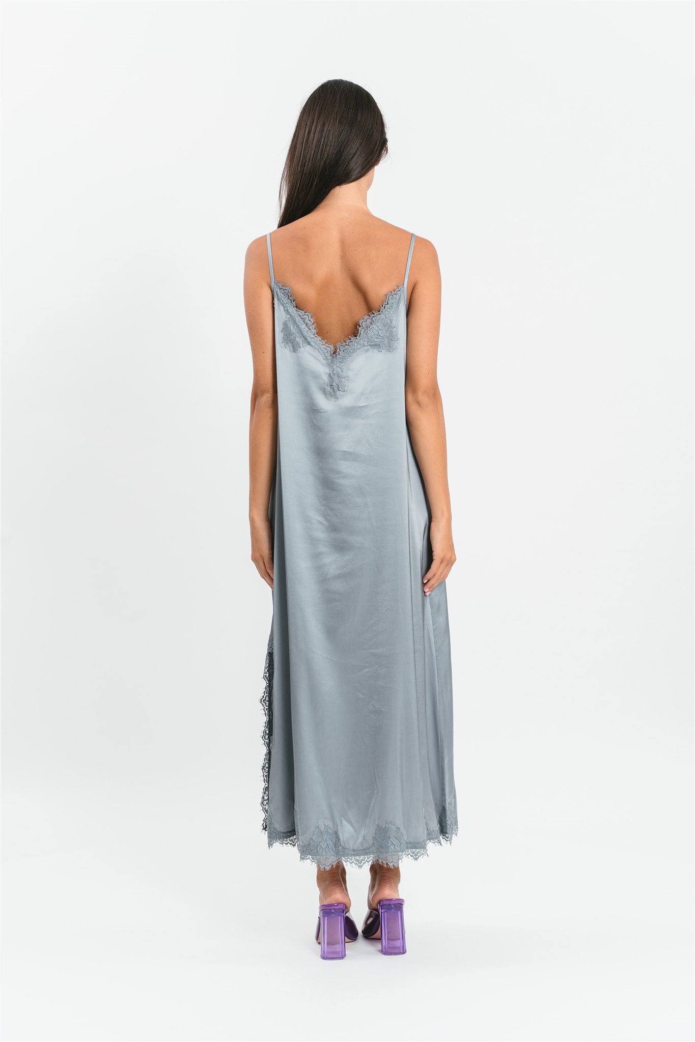 Slip dress longuette argento in viscosa satin elasticizzata con pregiato pizzo francese Posteriore