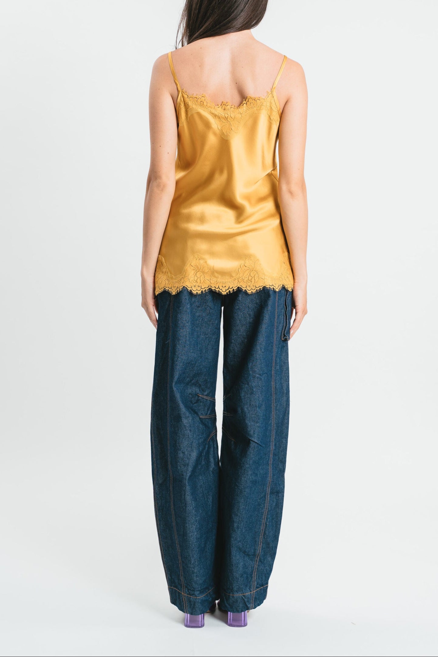 Top ocra in viscosa satin elasticizzata con rifiniture in pregiato pizzo francese Posteriore