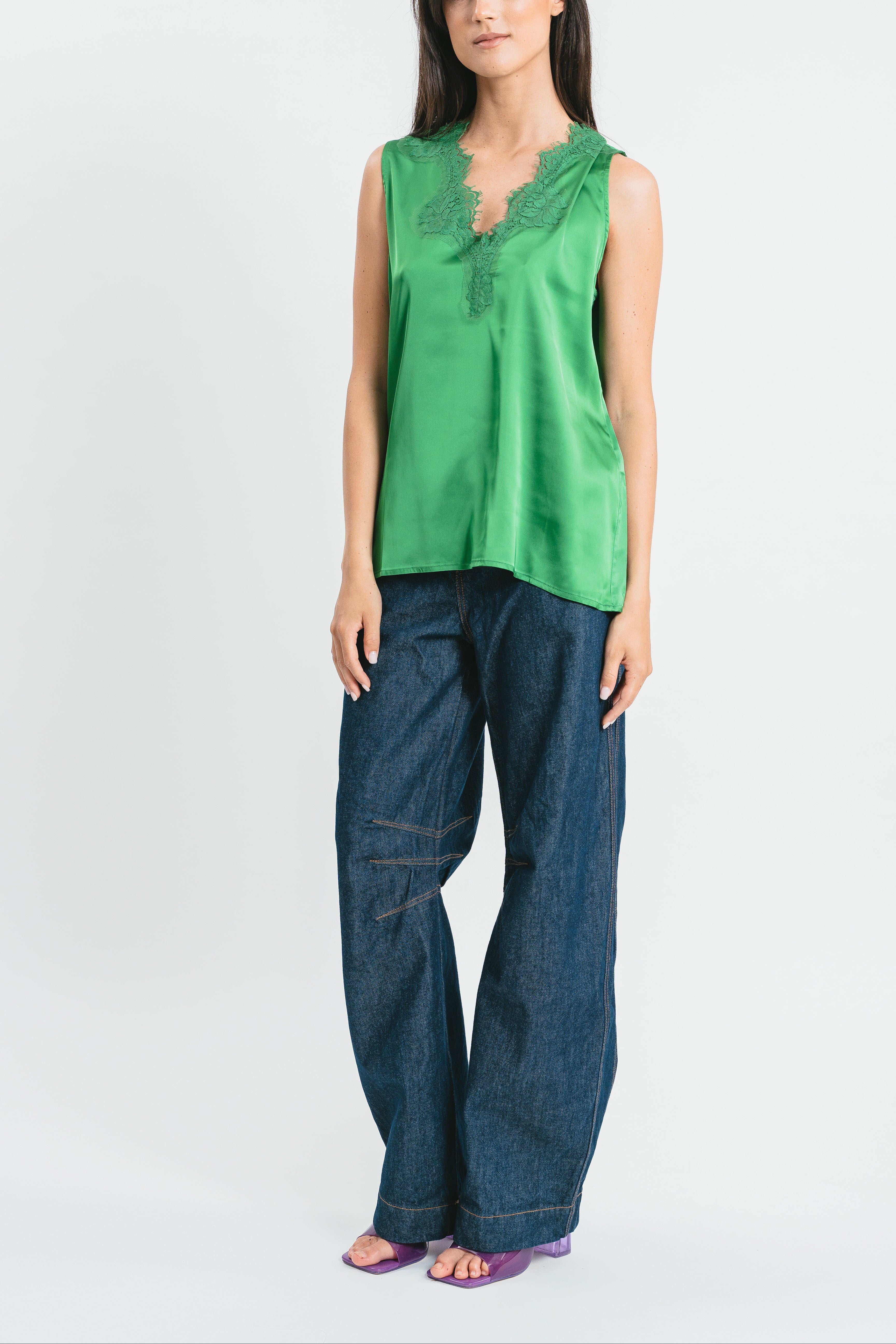 Top verde bandiera spalla larga in viscosa satin elasticizzata con rifiniture in pregiato pizzo francese Dettaglio