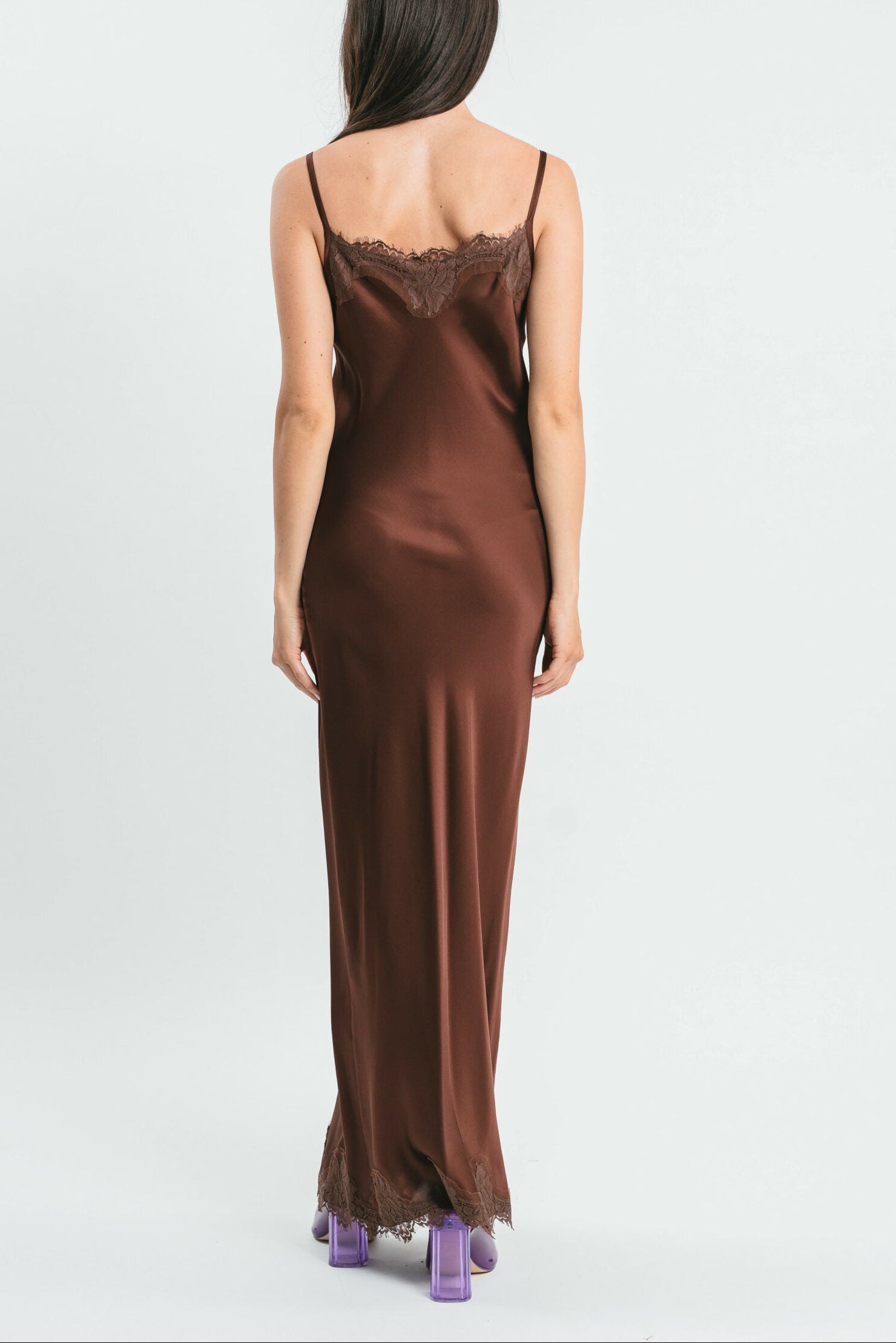 Slip Dress marrone in viscosa satin elasticizzata con rifiniture in pregiato pizzo francese Posteriore
