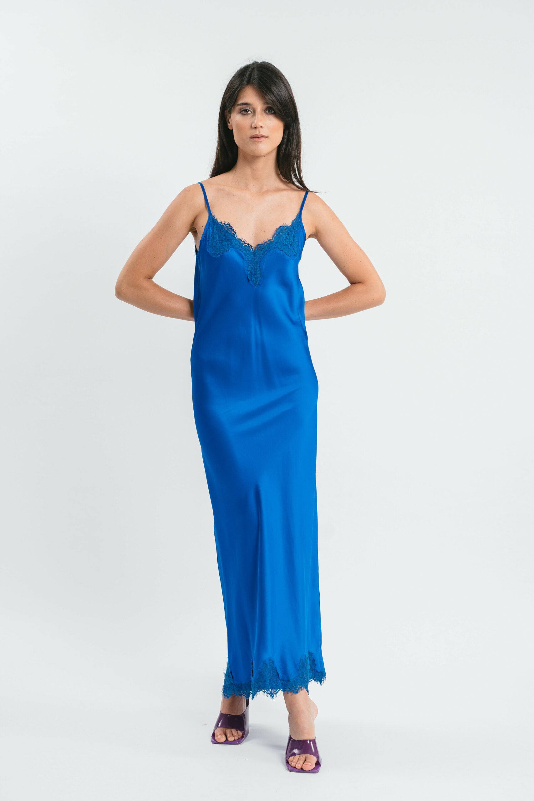 Slip dress lungo con dettagli in pizzo